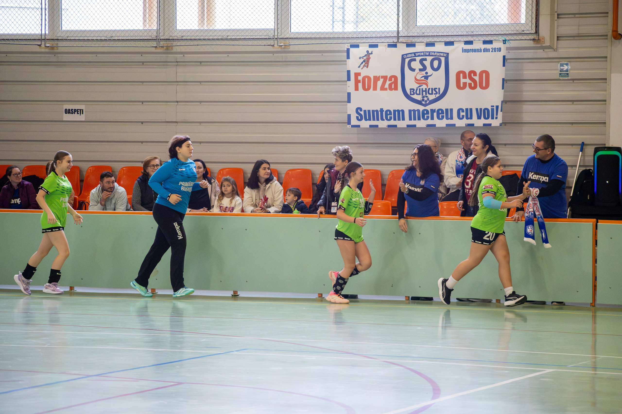 Meci handbal feminin U13 (J4) In memoriam Dantz Crisostom. Fotograf. Lucrez cu oameni, produse și spații. Portret și fotografie creativă. Bacău, România. Lidia Savinoiu