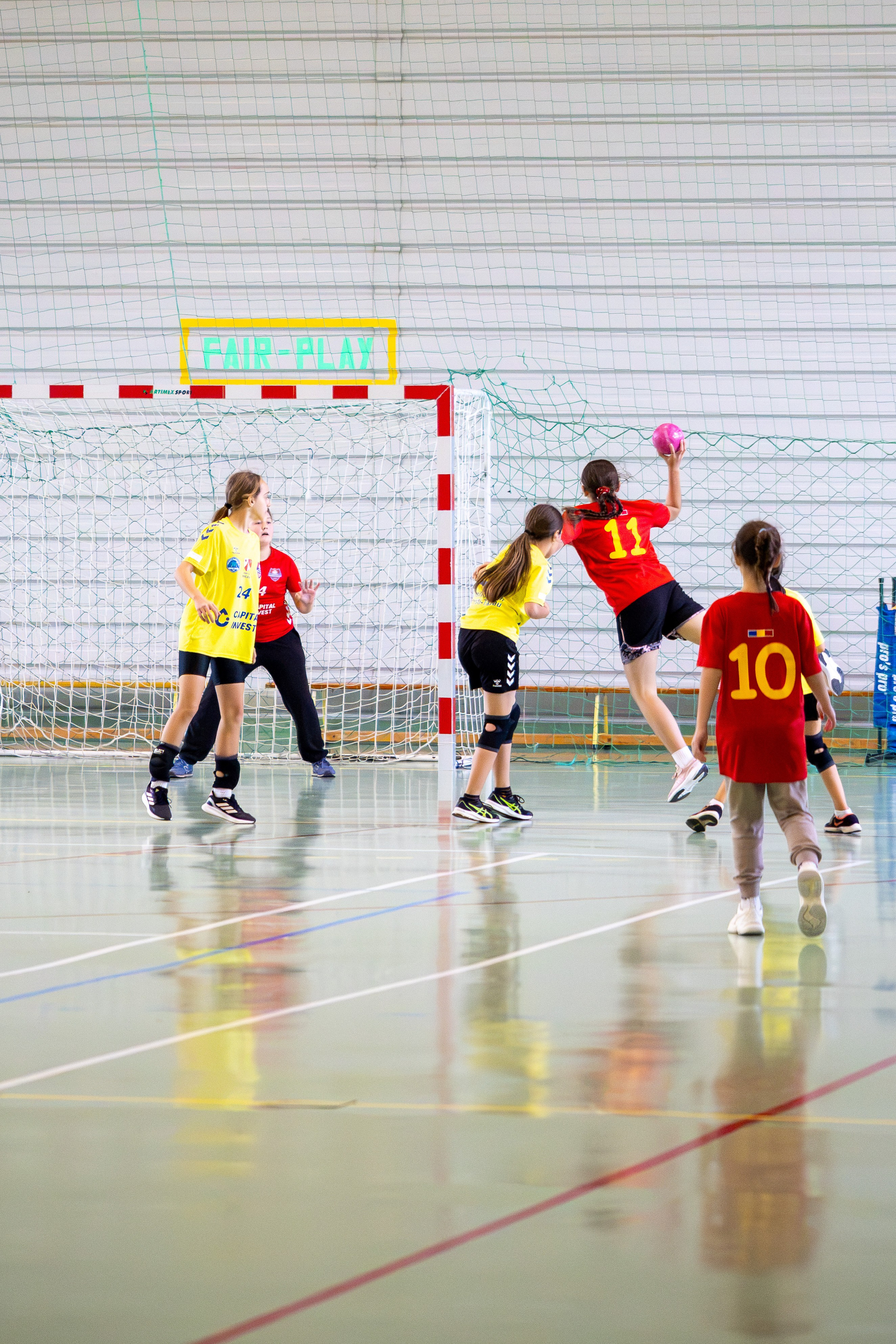 Meci handbal feminin U13 (J4) In memoriam Dantz Crisostom. Fotograf. Lucrez cu oameni, produse și spații. Portret și fotografie creativă. Bacău, România. Lidia Savinoiu