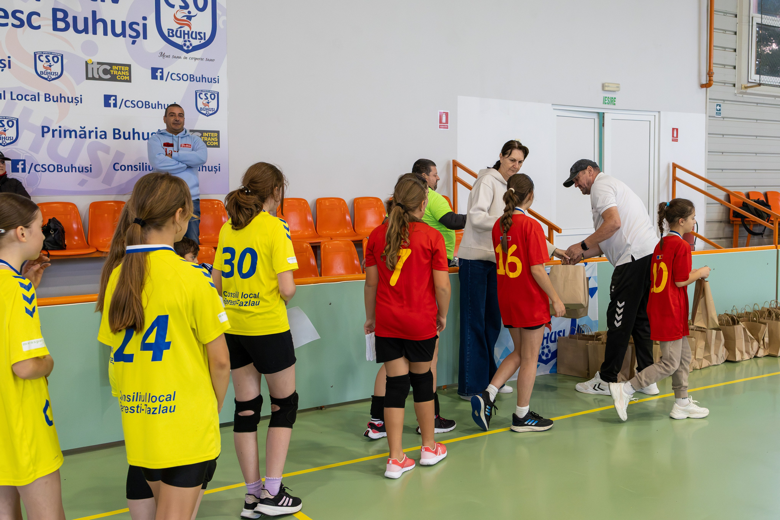 Meci handbal feminin U13 (J4) In memoriam Dantz Crisostom. Fotograf. Lucrez cu oameni, produse și spații. Portret și fotografie creativă. Bacău, România. Lidia Savinoiu