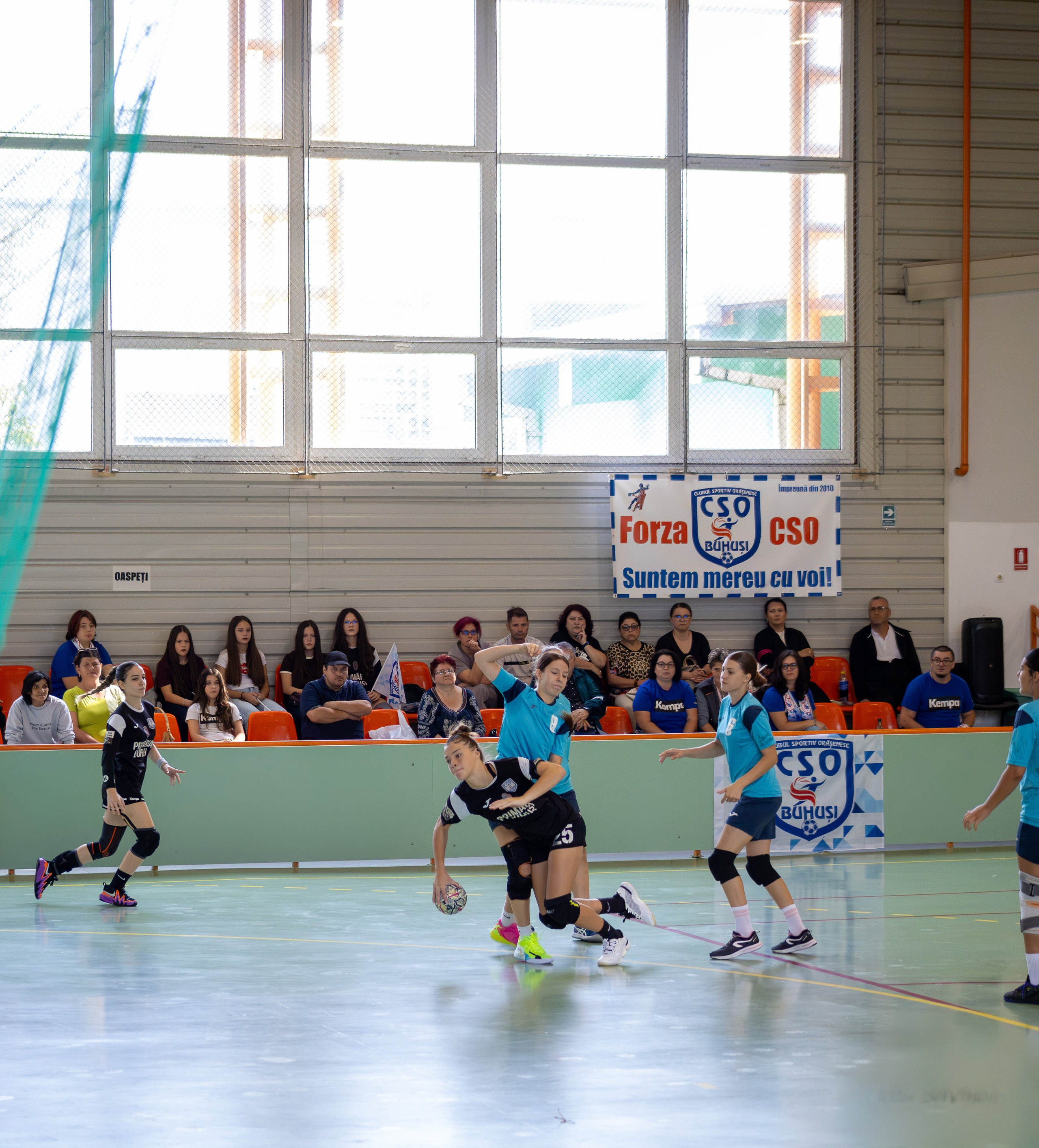 Handbal feminin J2/U17. Fotograf. Lucrez cu oameni, produse și spații. Portret și fotografie creativă. Bacău, România. Lidia Savinoiu
