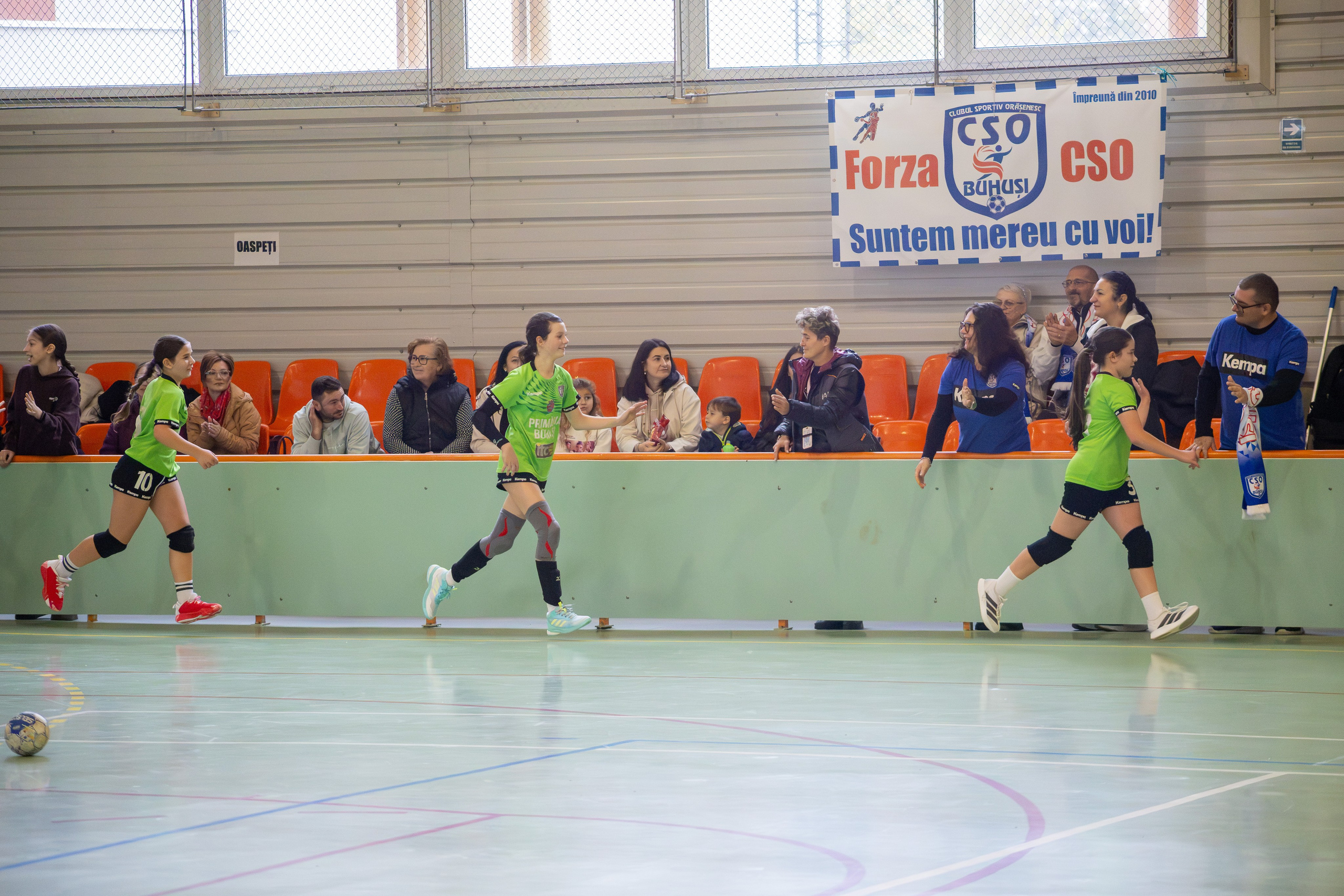 Meci handbal feminin U13 (J4) In memoriam Dantz Crisostom. Fotograf. Lucrez cu oameni, produse și spații. Portret și fotografie creativă. Bacău, România. Lidia Savinoiu