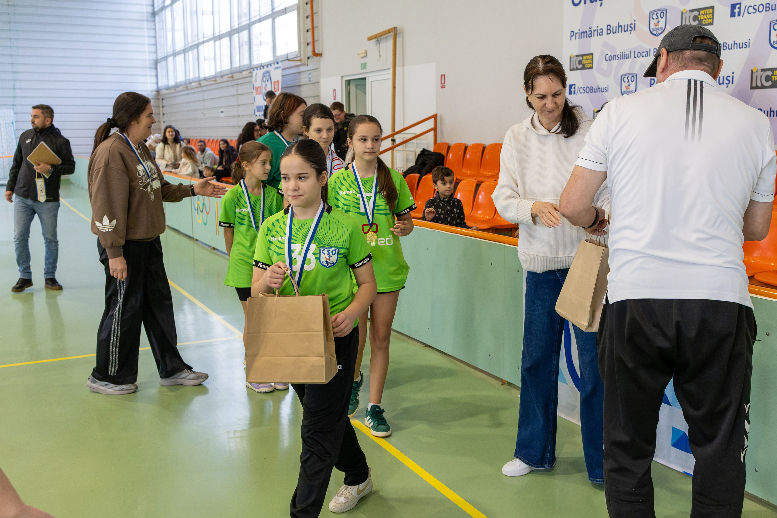 Meci handbal feminin U13 (J4) In memoriam Dantz Crisostom. Fotograf. Lucrez cu oameni, produse și spații. Portret și fotografie creativă. Bacău, România. Lidia Savinoiu