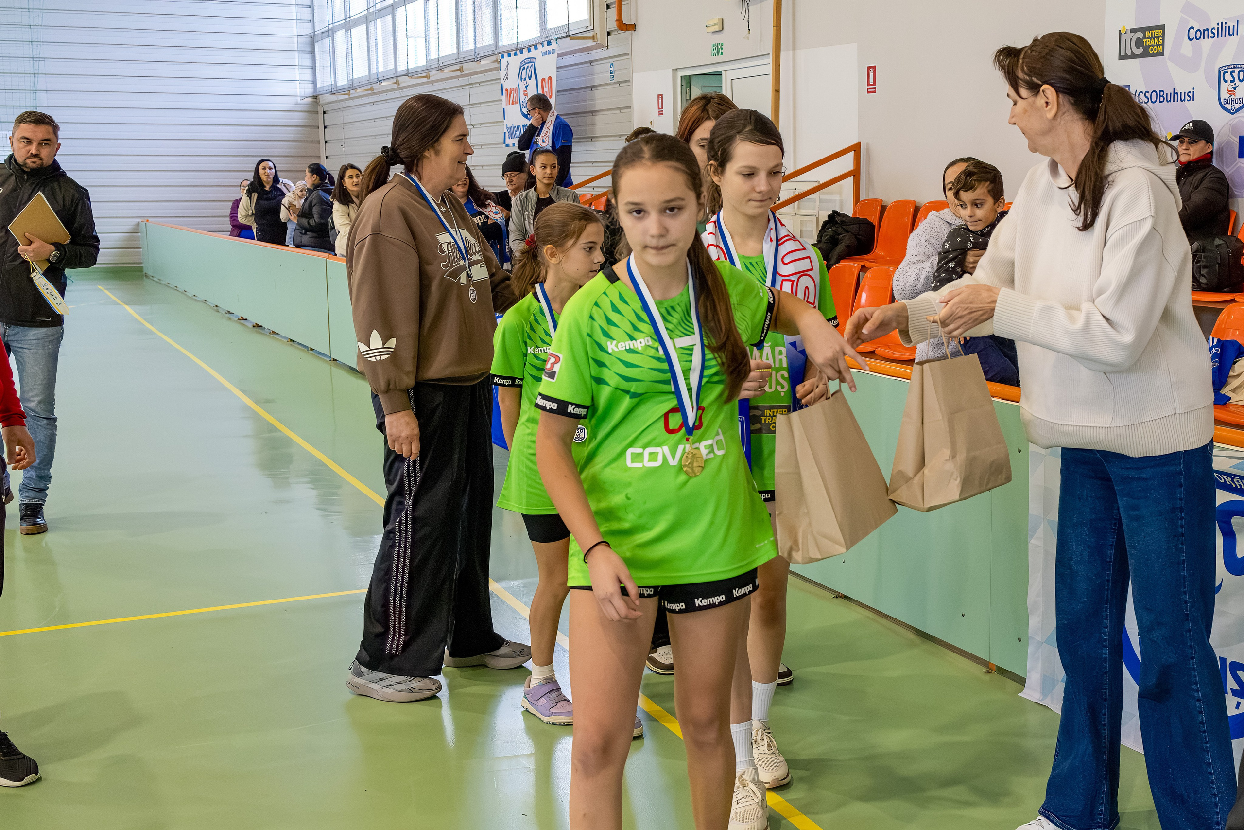 Meci handbal feminin U13 (J4) In memoriam Dantz Crisostom. Fotograf. Lucrez cu oameni, produse și spații. Portret și fotografie creativă. Bacău, România. Lidia Savinoiu