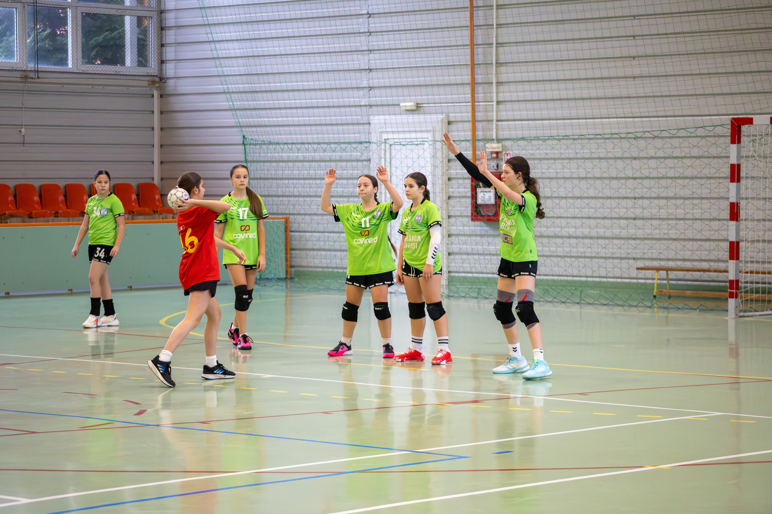 Meci handbal feminin U13 (J4) In memoriam Dantz Crisostom. Fotograf. Lucrez cu oameni, produse și spații. Portret și fotografie creativă. Bacău, România. Lidia Savinoiu