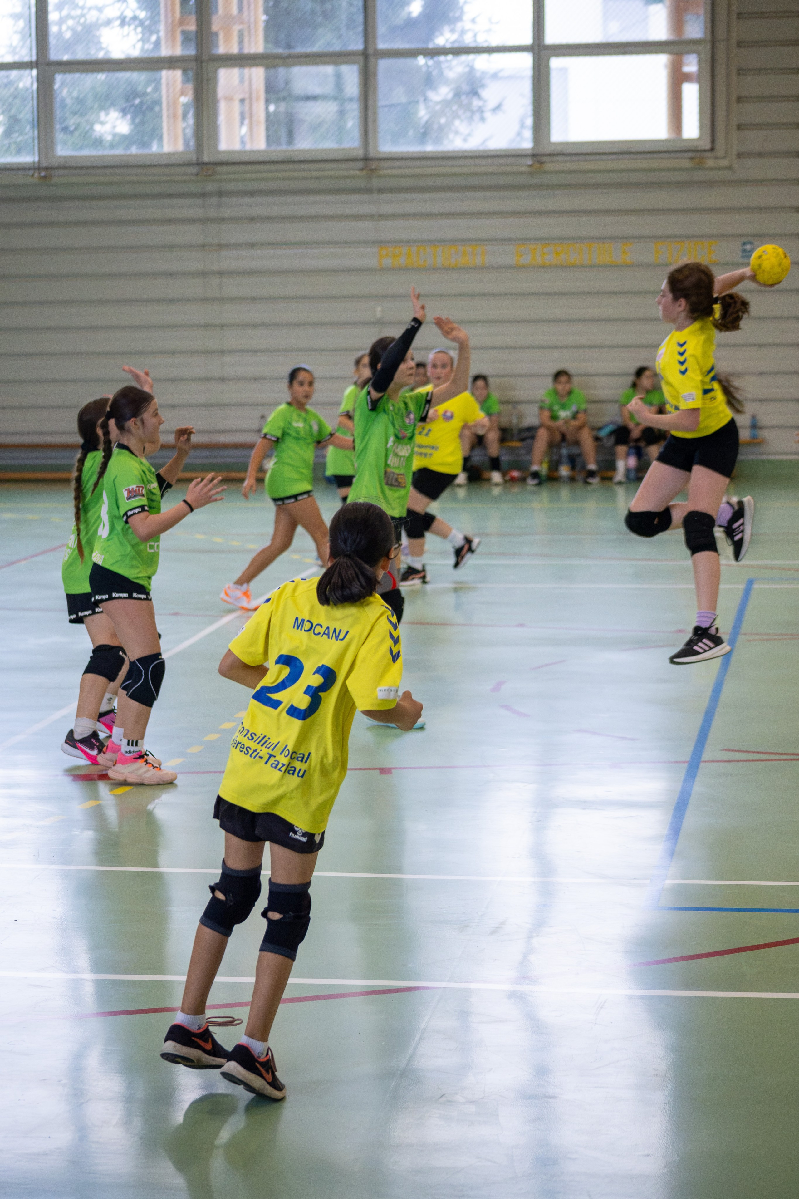 Meci handbal feminin U13 (J4) In memoriam Dantz Crisostom. Fotograf. Lucrez cu oameni, produse și spații. Portret și fotografie creativă. Bacău, România. Lidia Savinoiu