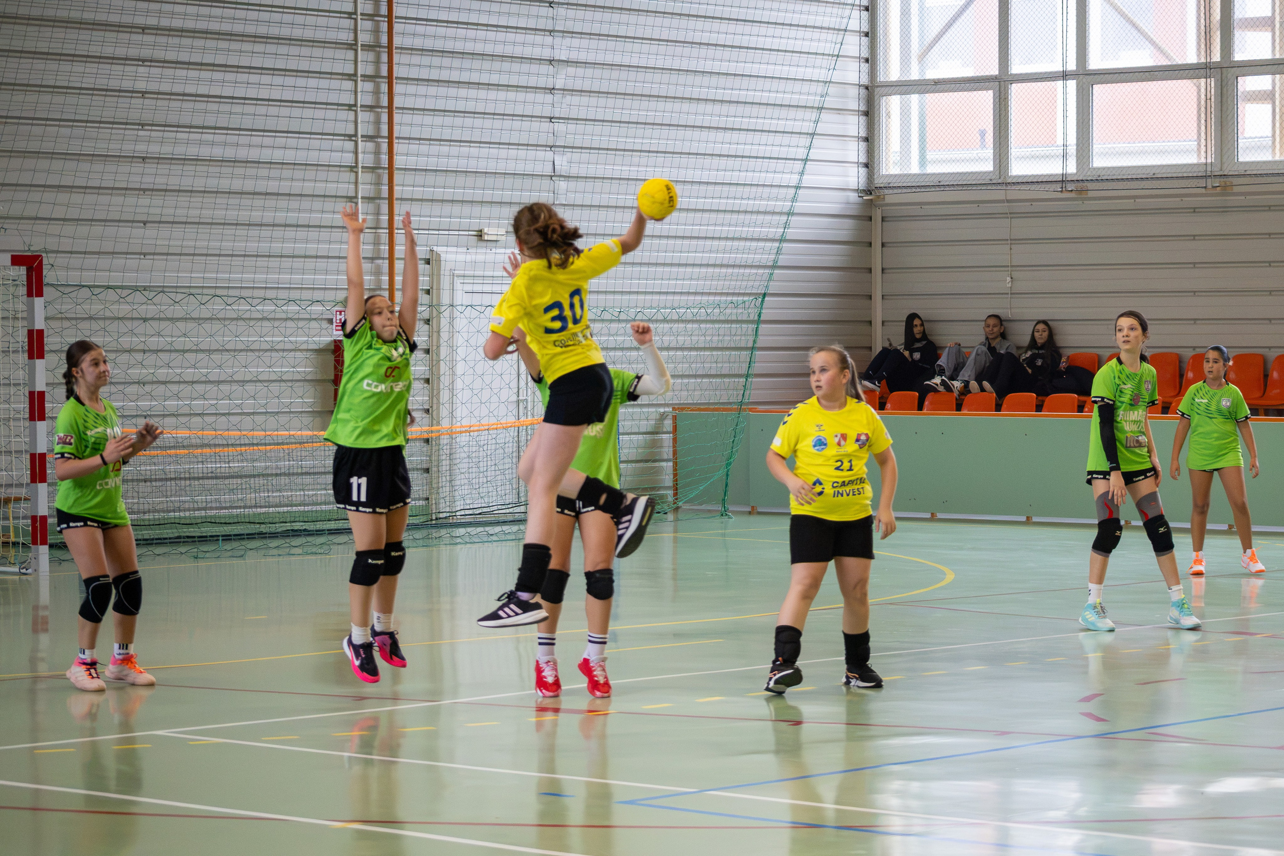 Meci handbal feminin U13 (J4) In memoriam Dantz Crisostom. Fotograf. Lucrez cu oameni, produse și spații. Portret și fotografie creativă. Bacău, România. Lidia Savinoiu
