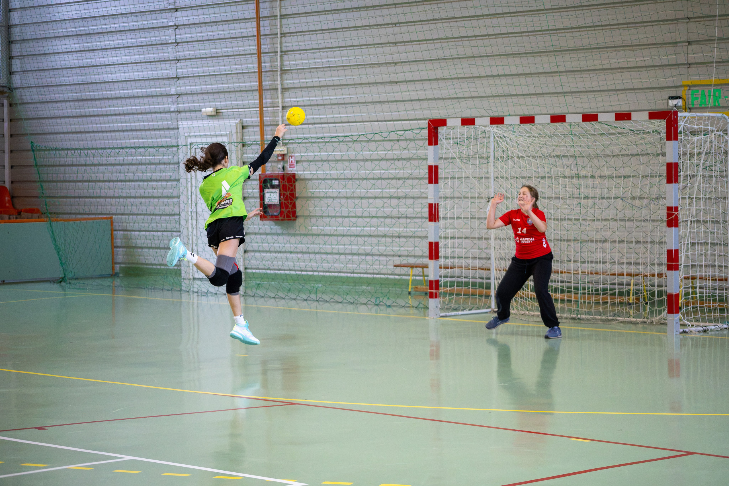Meci handbal feminin U13 (J4) In memoriam Dantz Crisostom. Fotograf. Lucrez cu oameni, produse și spații. Portret și fotografie creativă. Bacău, România. Lidia Savinoiu