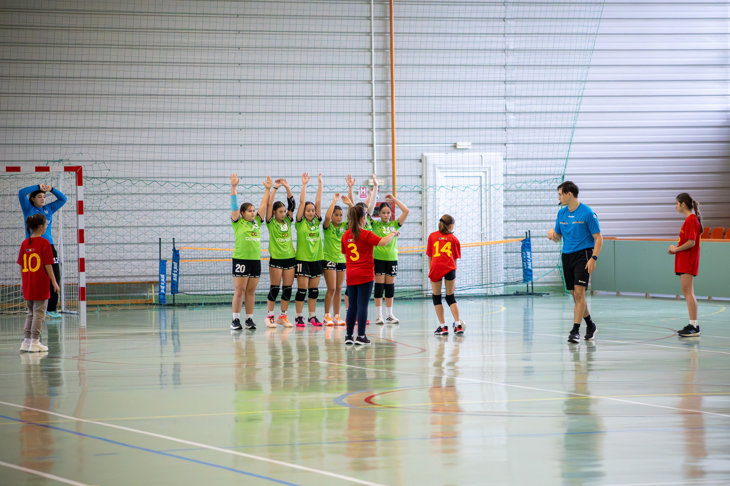 Meci handbal feminin U13 (J4) In memoriam Dantz Crisostom. Fotograf. Lucrez cu oameni, produse și spații. Portret și fotografie creativă. Bacău, România. Lidia Savinoiu