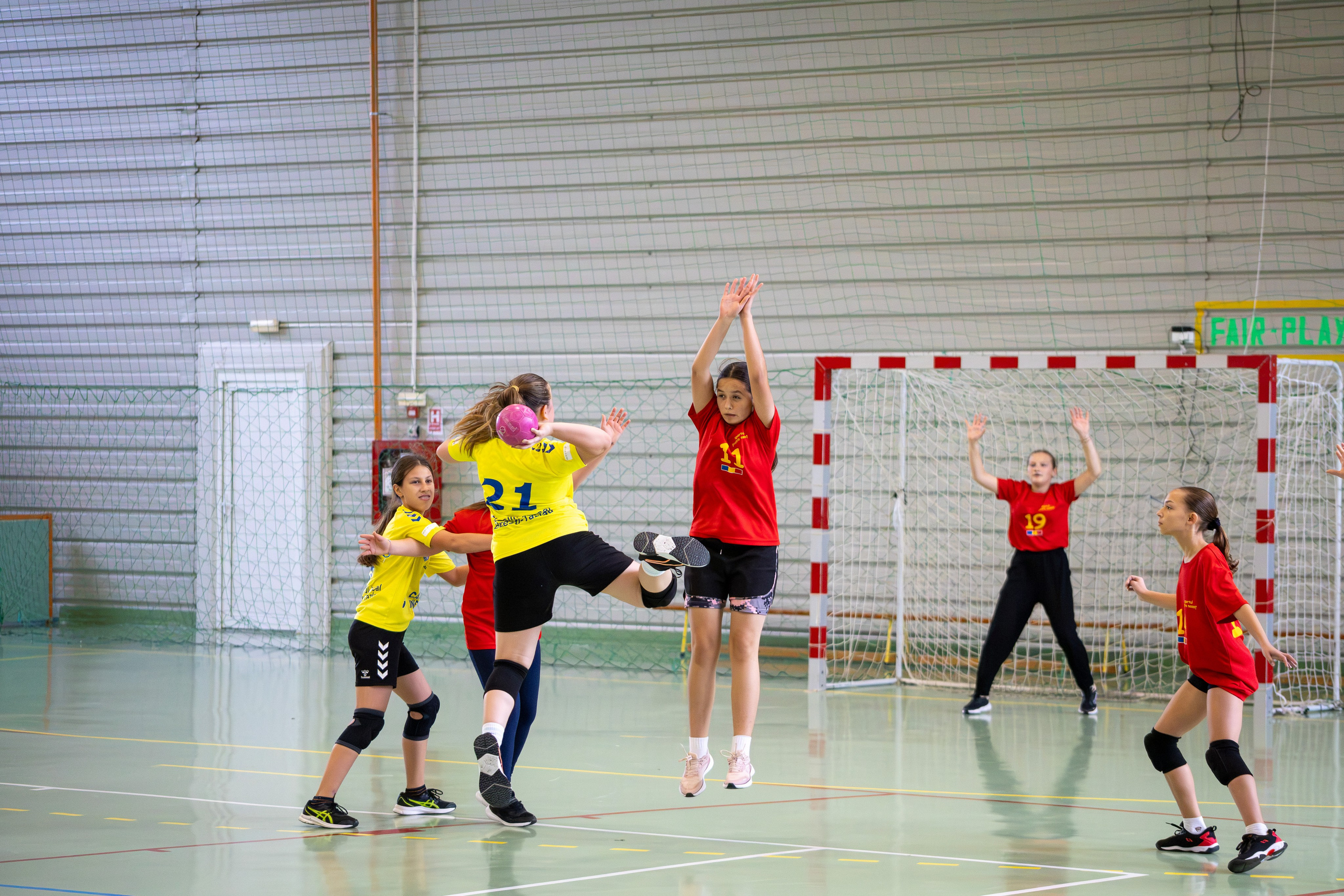 Meci handbal feminin U13 (J4) In memoriam Dantz Crisostom. Fotograf. Lucrez cu oameni, produse și spații. Portret și fotografie creativă. Bacău, România. Lidia Savinoiu