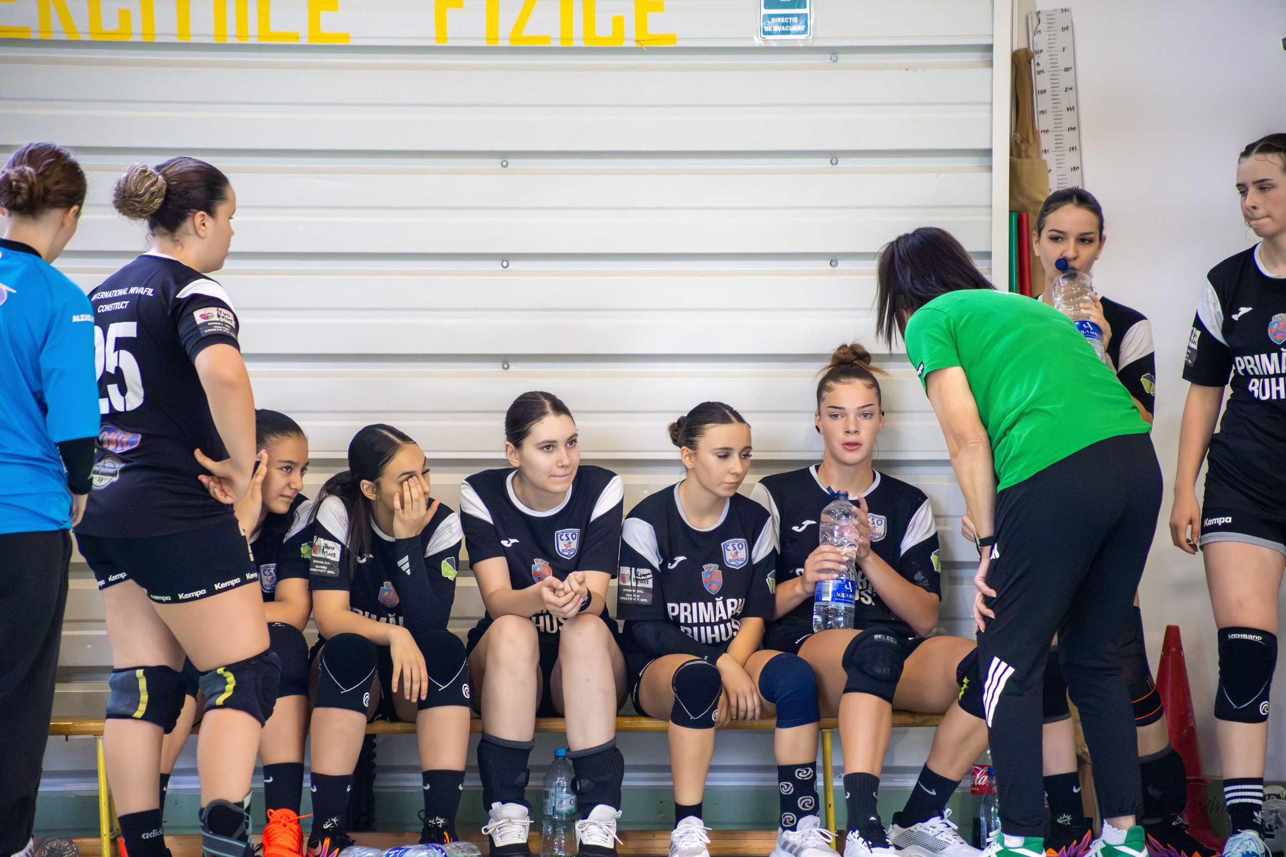Handbal feminin J2/U17. Fotograf. Lucrez cu oameni, produse și spații. Portret și fotografie creativă. Bacău, România. Lidia Savinoiu