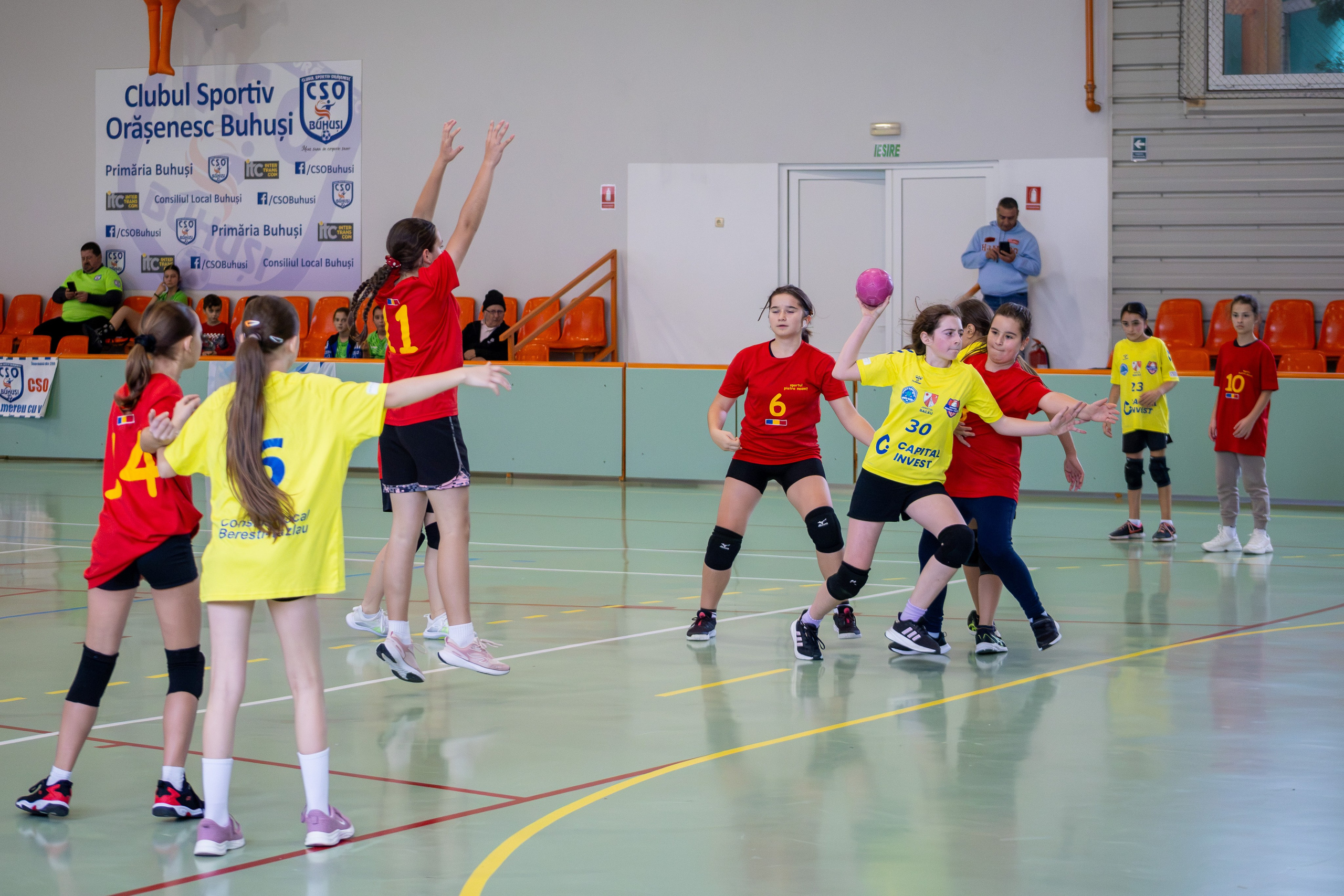 Meci handbal feminin U13 (J4) In memoriam Dantz Crisostom. Fotograf. Lucrez cu oameni, produse și spații. Portret și fotografie creativă. Bacău, România. Lidia Savinoiu
