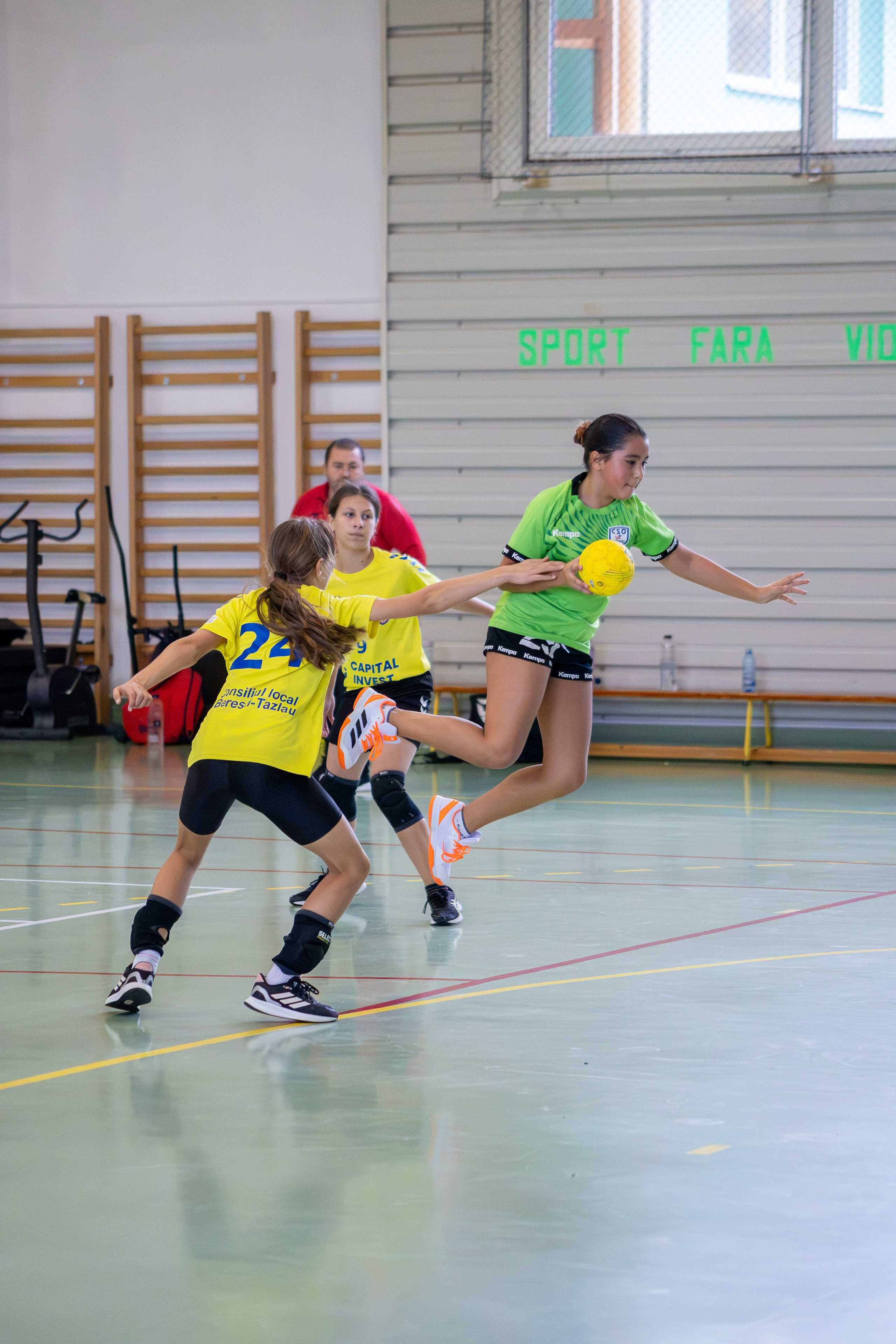 Meci handbal feminin U13 (J4) In memoriam Dantz Crisostom. Fotograf. Lucrez cu oameni, produse și spații. Portret și fotografie creativă. Bacău, România. Lidia Savinoiu