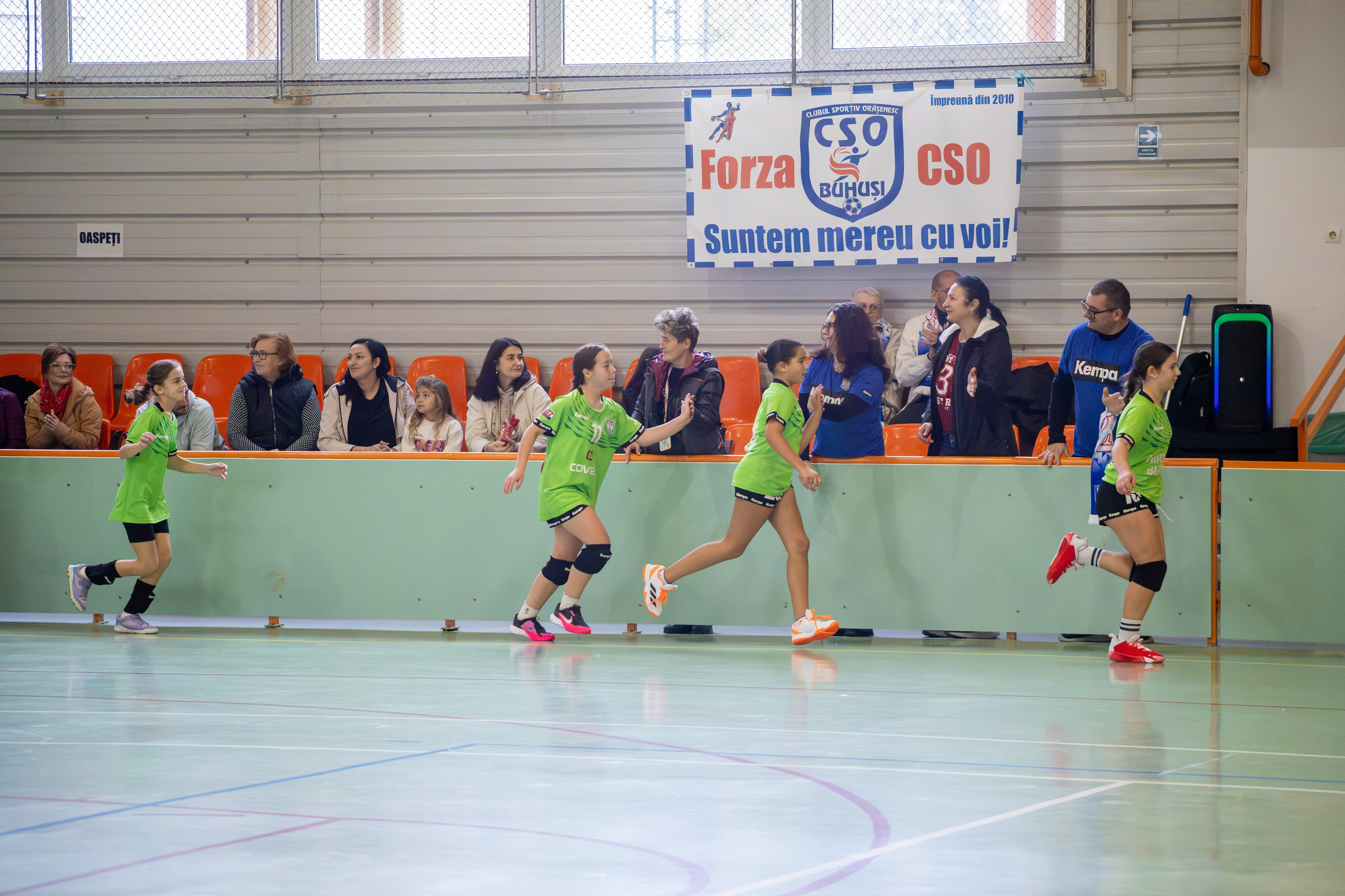 Meci handbal feminin U13 (J4) In memoriam Dantz Crisostom. Fotograf. Lucrez cu oameni, produse și spații. Portret și fotografie creativă. Bacău, România. Lidia Savinoiu