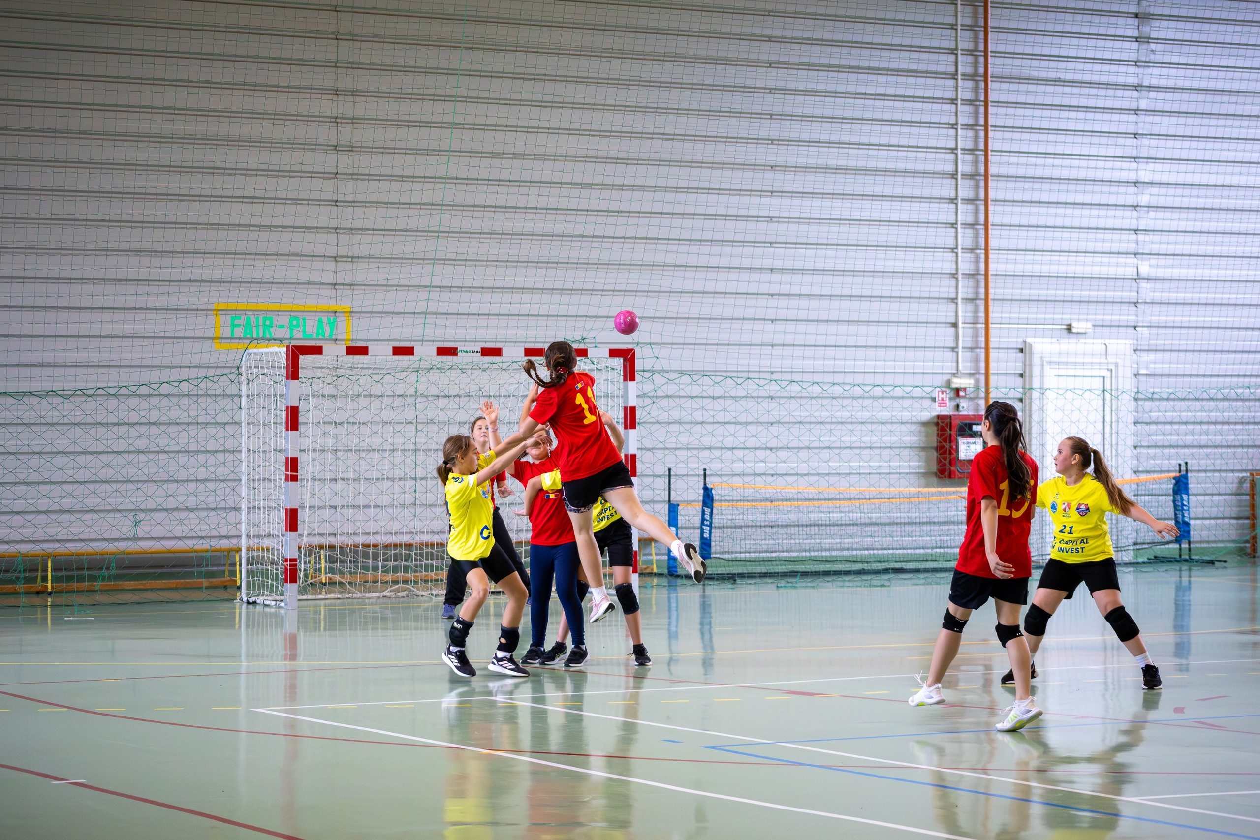 Meci handbal feminin U13 (J4) In memoriam Dantz Crisostom. Fotograf. Lucrez cu oameni, produse și spații. Portret și fotografie creativă. Bacău, România. Lidia Savinoiu
