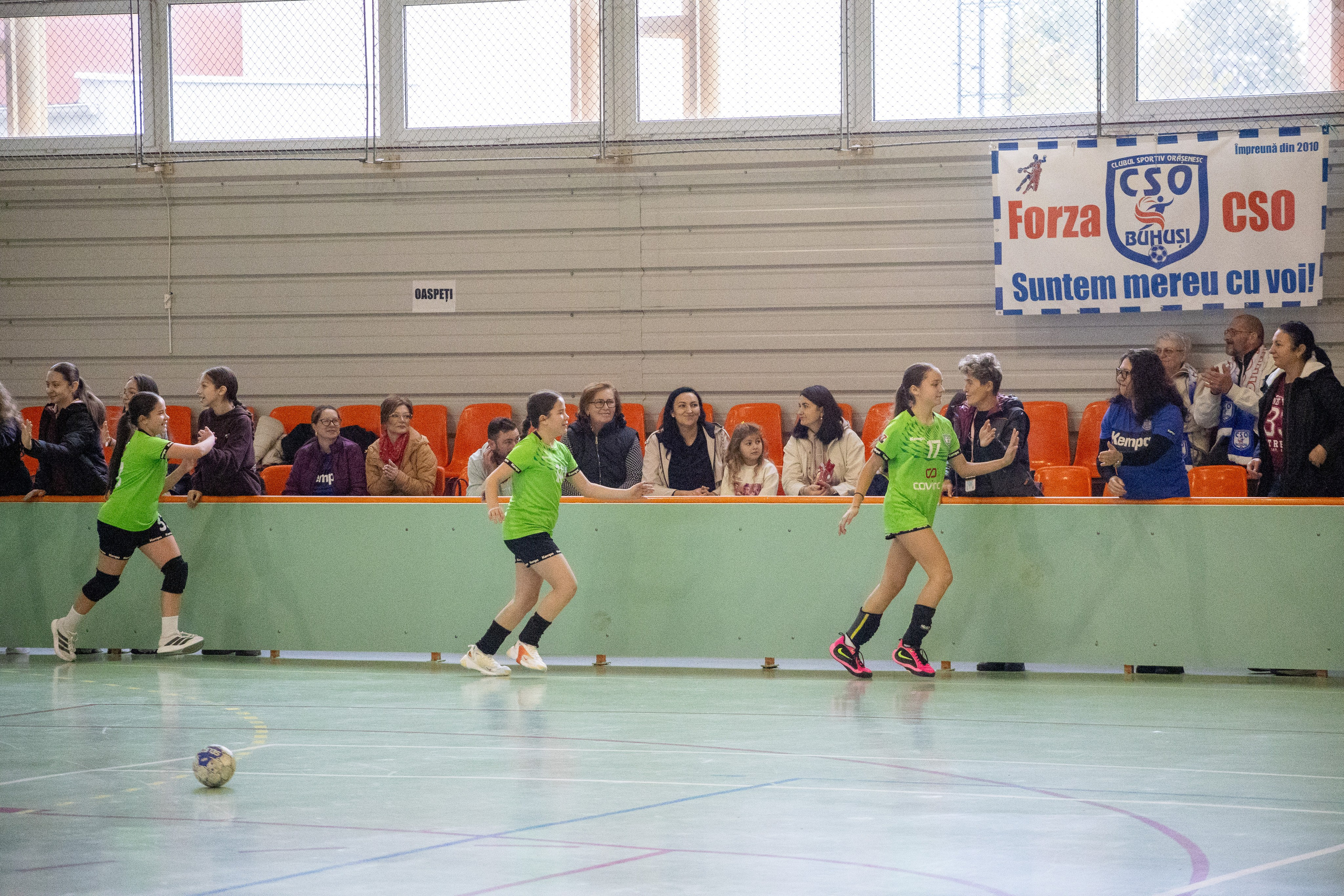 Meci handbal feminin U13 (J4) In memoriam Dantz Crisostom. Fotograf. Lucrez cu oameni, produse și spații. Portret și fotografie creativă. Bacău, România. Lidia Savinoiu