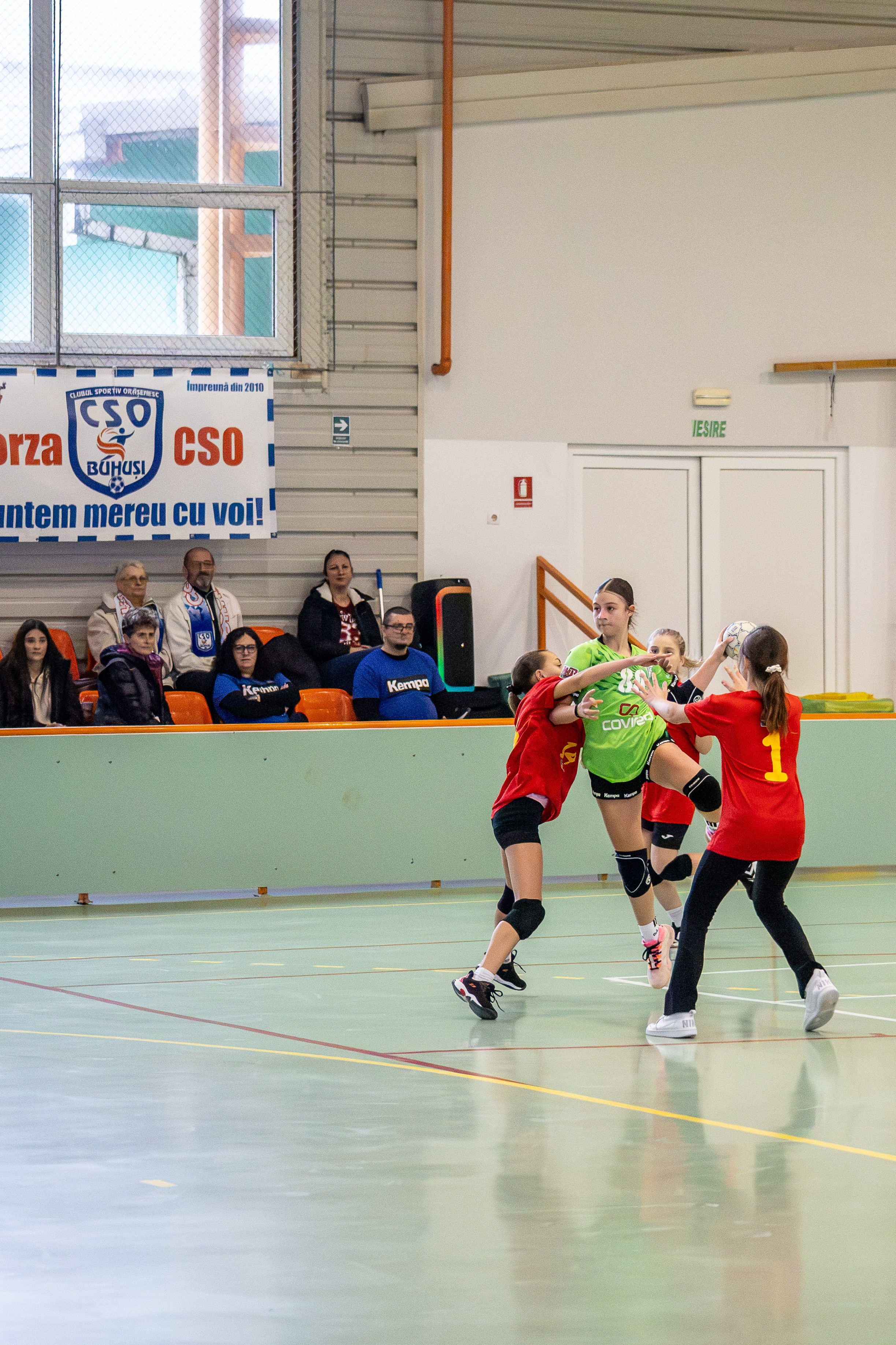 Meci handbal feminin U13 (J4) In memoriam Dantz Crisostom. Fotograf. Lucrez cu oameni, produse și spații. Portret și fotografie creativă. Bacău, România. Lidia Savinoiu
