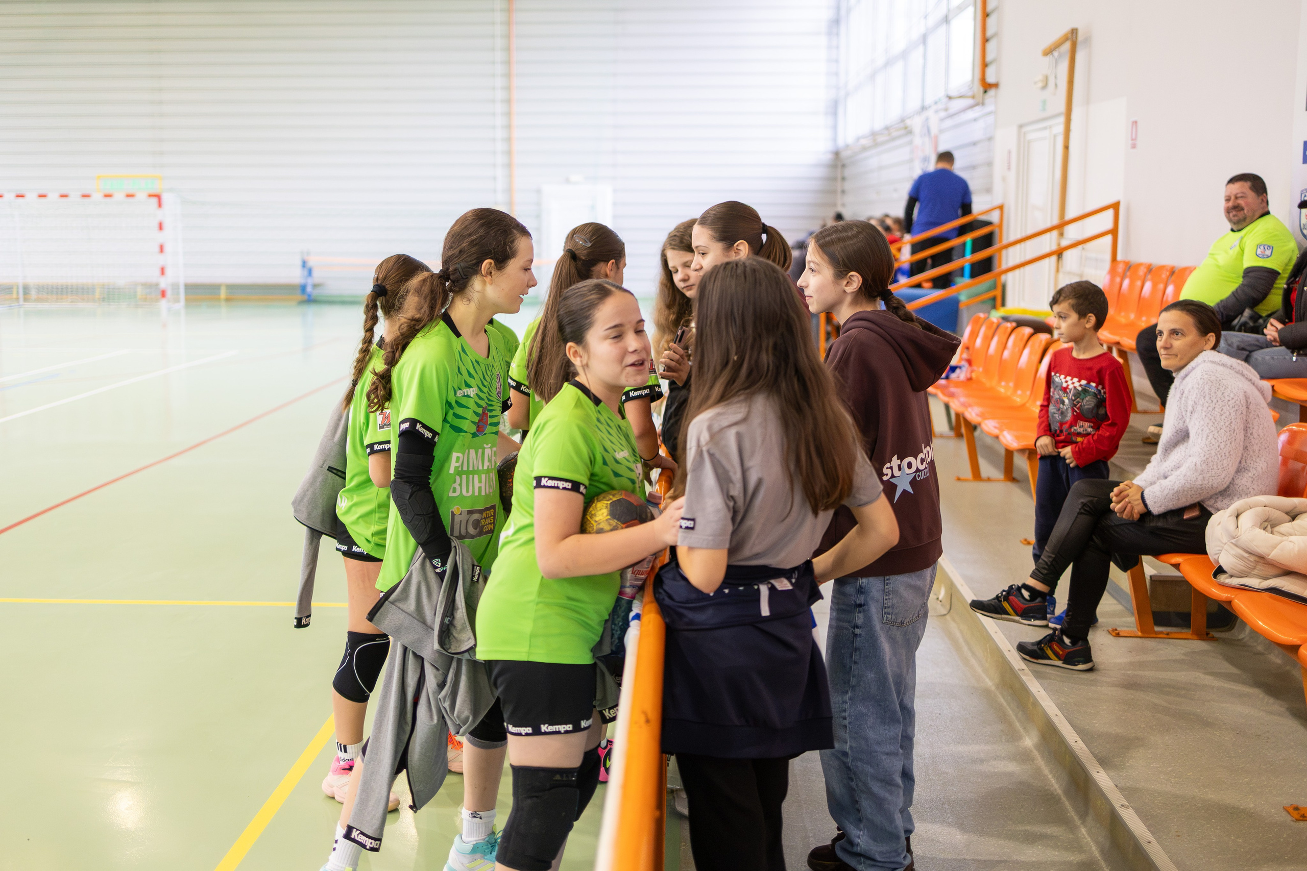 Meci handbal feminin U13 (J4) In memoriam Dantz Crisostom. Fotograf. Lucrez cu oameni, produse și spații. Portret și fotografie creativă. Bacău, România. Lidia Savinoiu