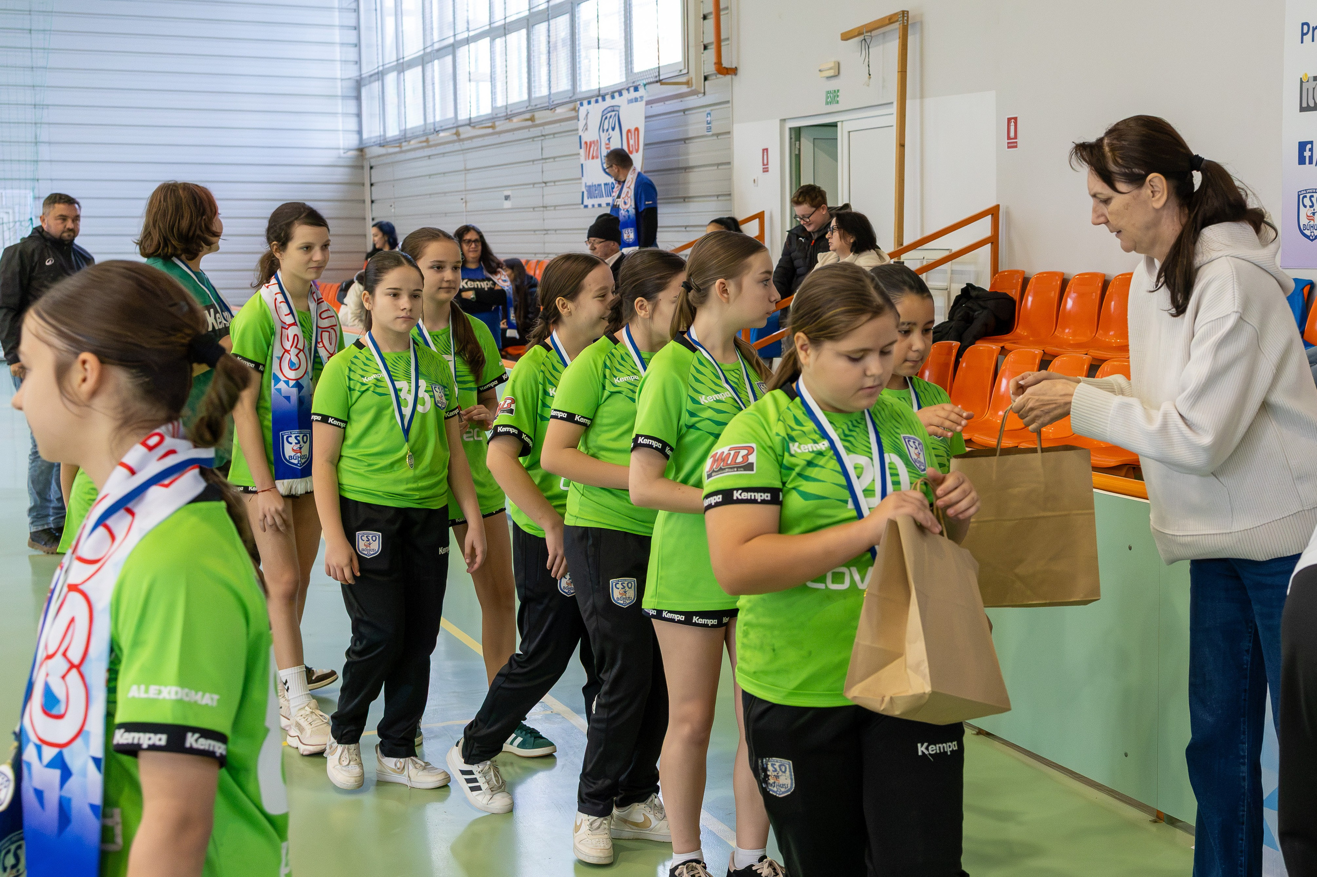 Meci handbal feminin U13 (J4) In memoriam Dantz Crisostom. Fotograf. Lucrez cu oameni, produse și spații. Portret și fotografie creativă. Bacău, România. Lidia Savinoiu