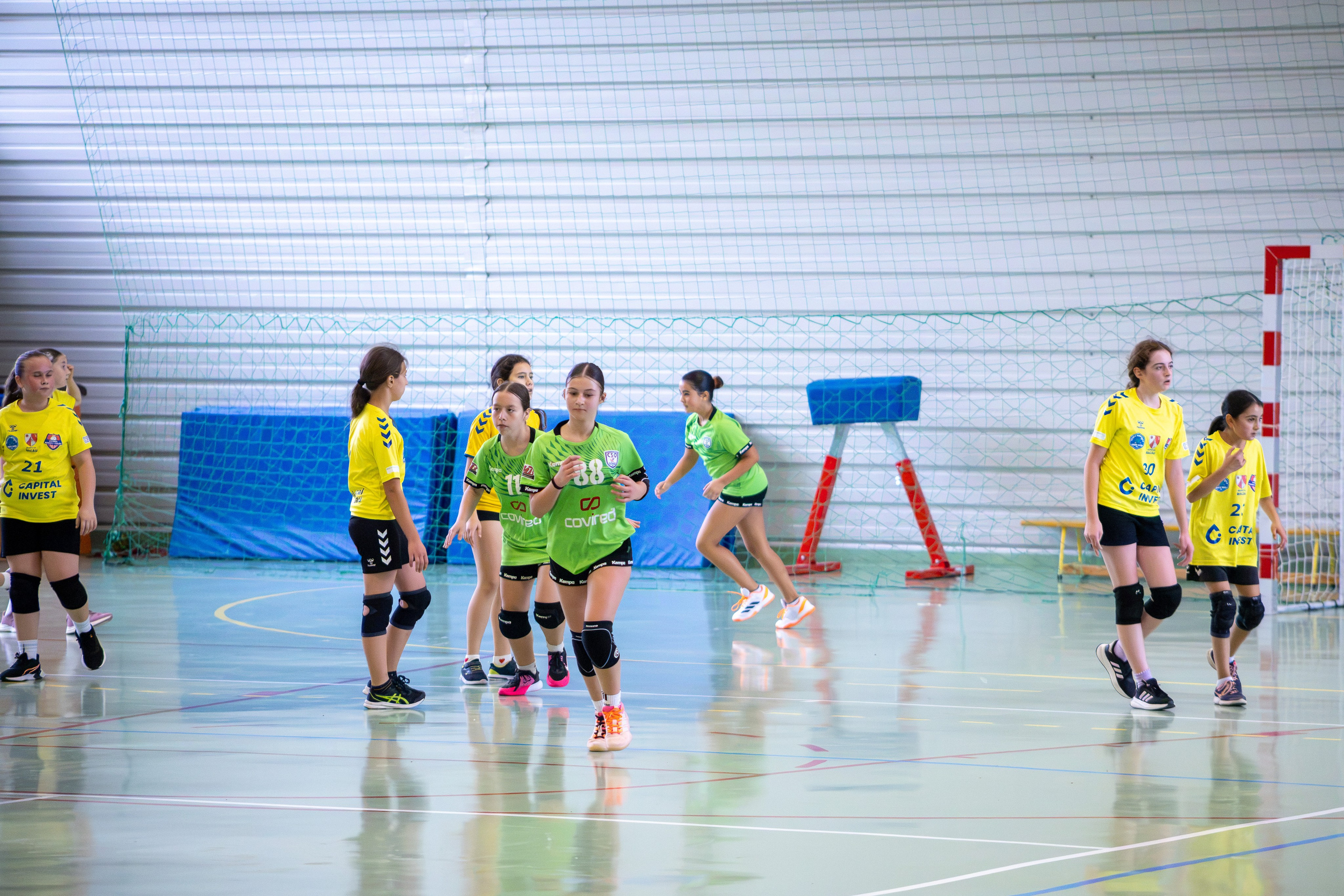 Meci handbal feminin U13 (J4) In memoriam Dantz Crisostom. Fotograf. Lucrez cu oameni, produse și spații. Portret și fotografie creativă. Bacău, România. Lidia Savinoiu