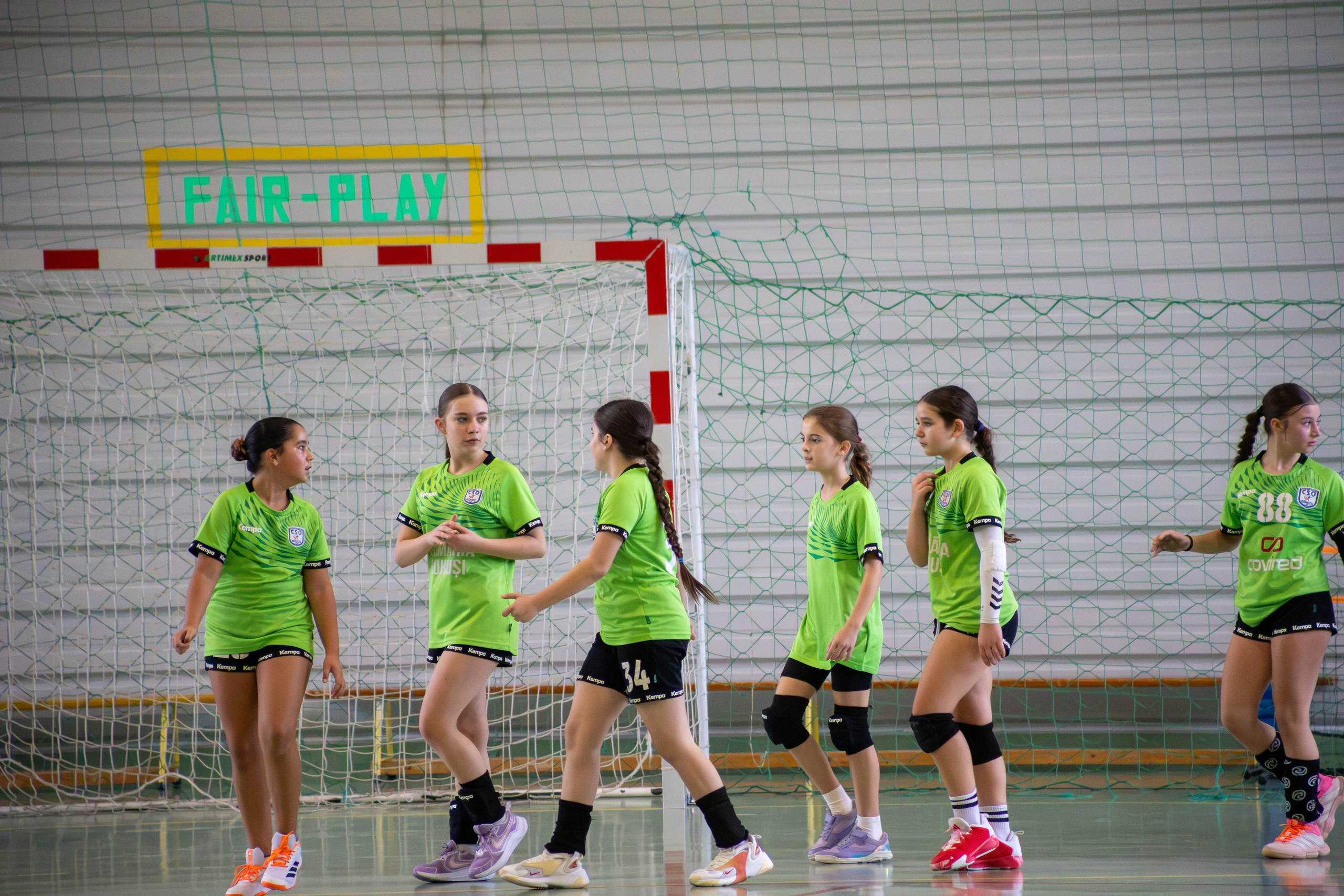 Meci handbal feminin U13 (J4) In memoriam Dantz Crisostom. Fotograf. Lucrez cu oameni, produse și spații. Portret și fotografie creativă. Bacău, România. Lidia Savinoiu