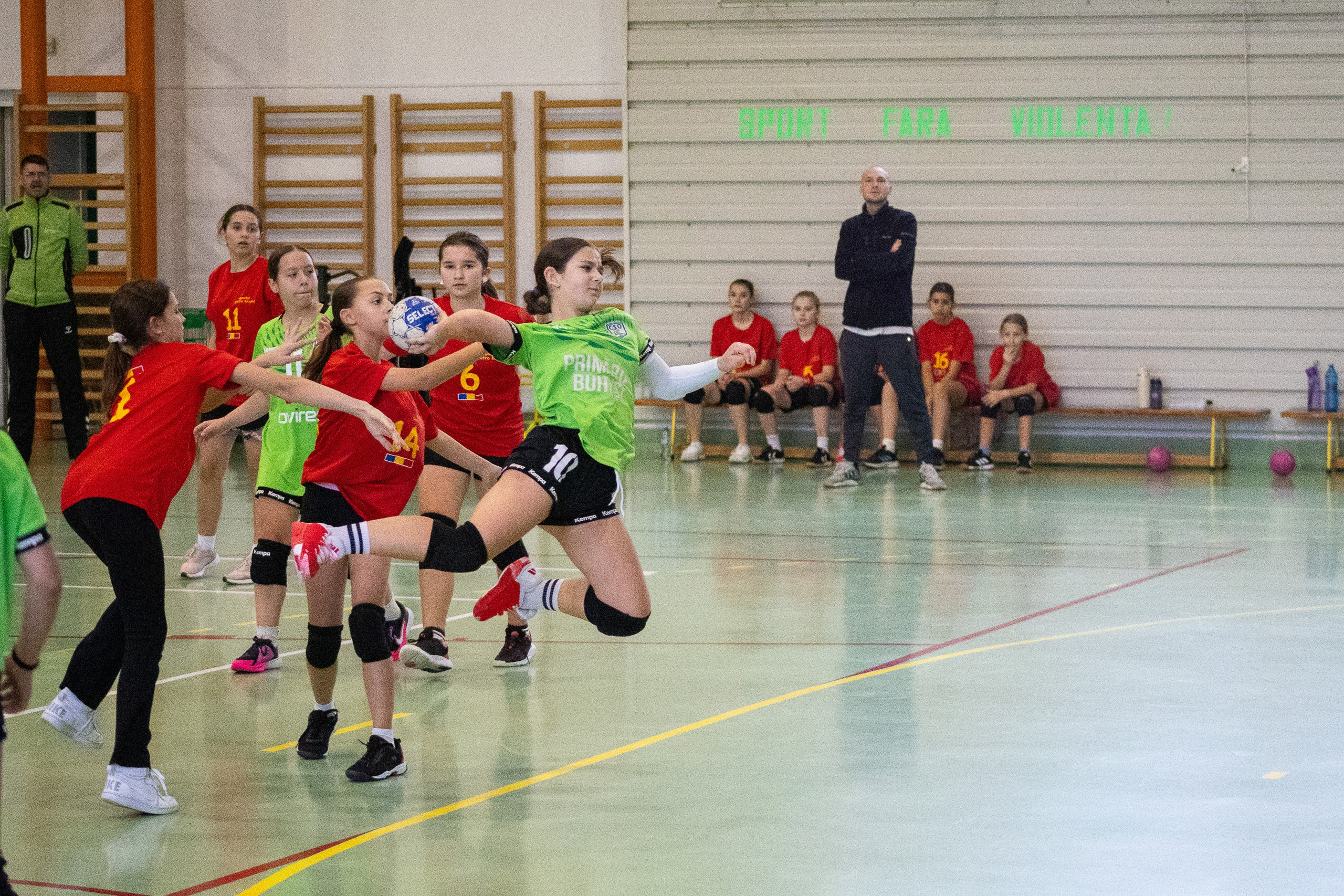 Meci handbal feminin U13 (J4) In memoriam Dantz Crisostom. Fotograf. Lucrez cu oameni, produse și spații. Portret și fotografie creativă. Bacău, România. Lidia Savinoiu
