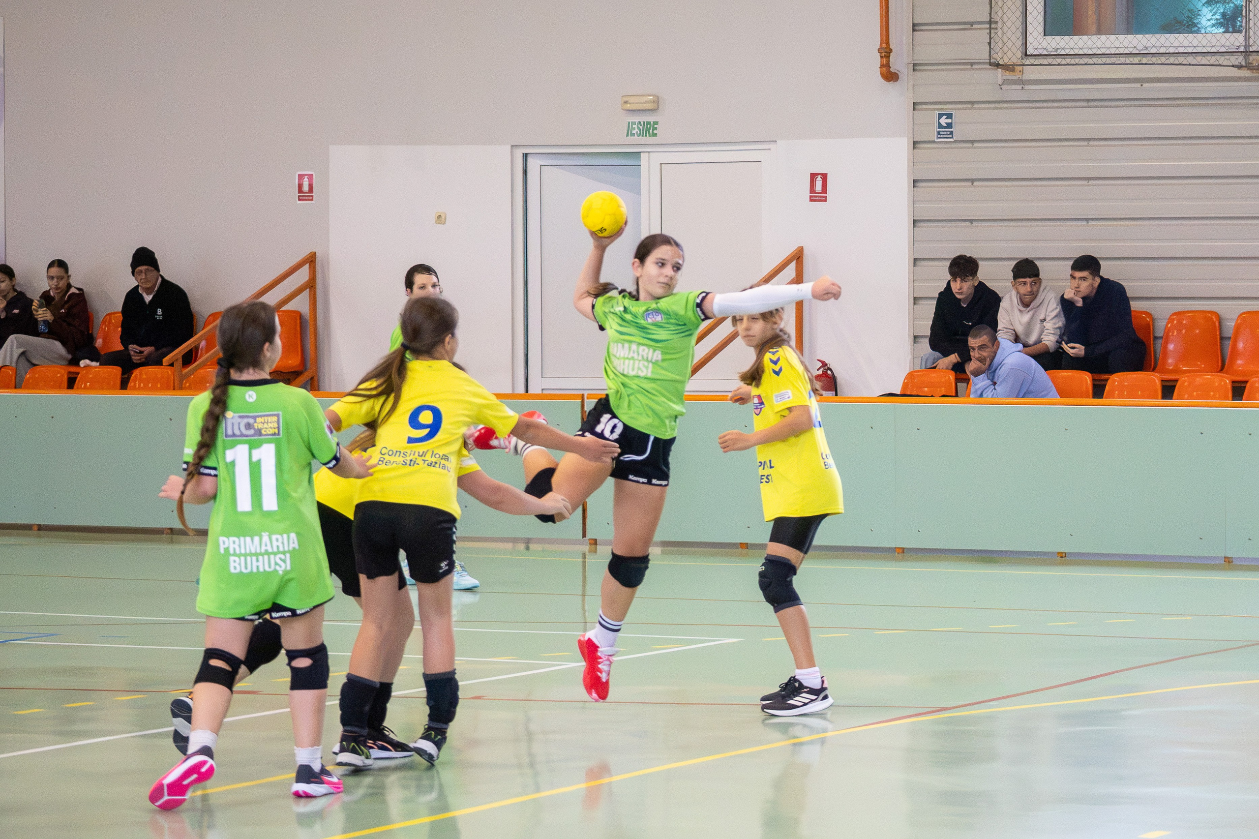 Meci handbal feminin U13 (J4) In memoriam Dantz Crisostom. Fotograf. Lucrez cu oameni, produse și spații. Portret și fotografie creativă. Bacău, România. Lidia Savinoiu