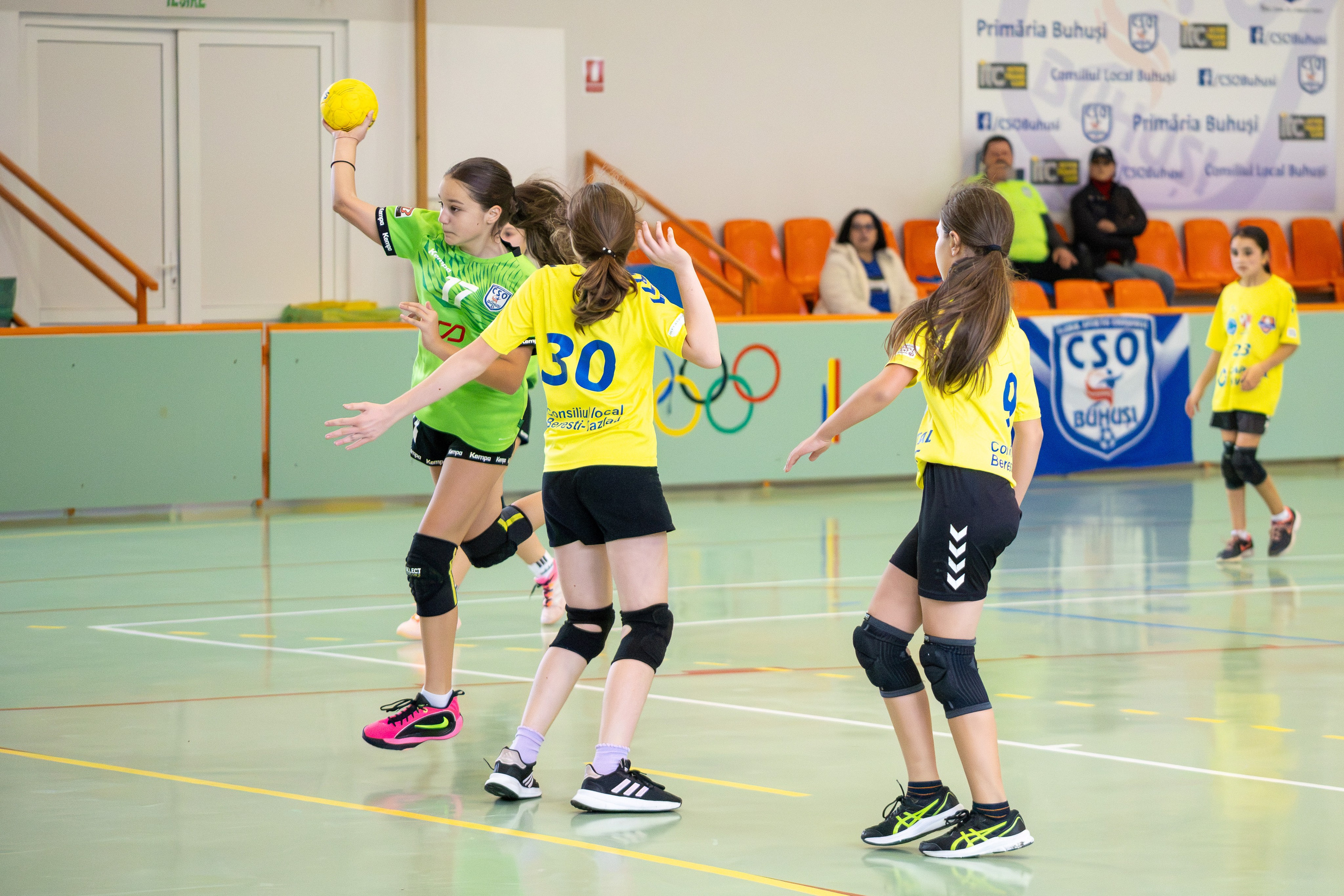 Meci handbal feminin U13 (J4) In memoriam Dantz Crisostom. Fotograf. Lucrez cu oameni, produse și spații. Portret și fotografie creativă. Bacău, România. Lidia Savinoiu