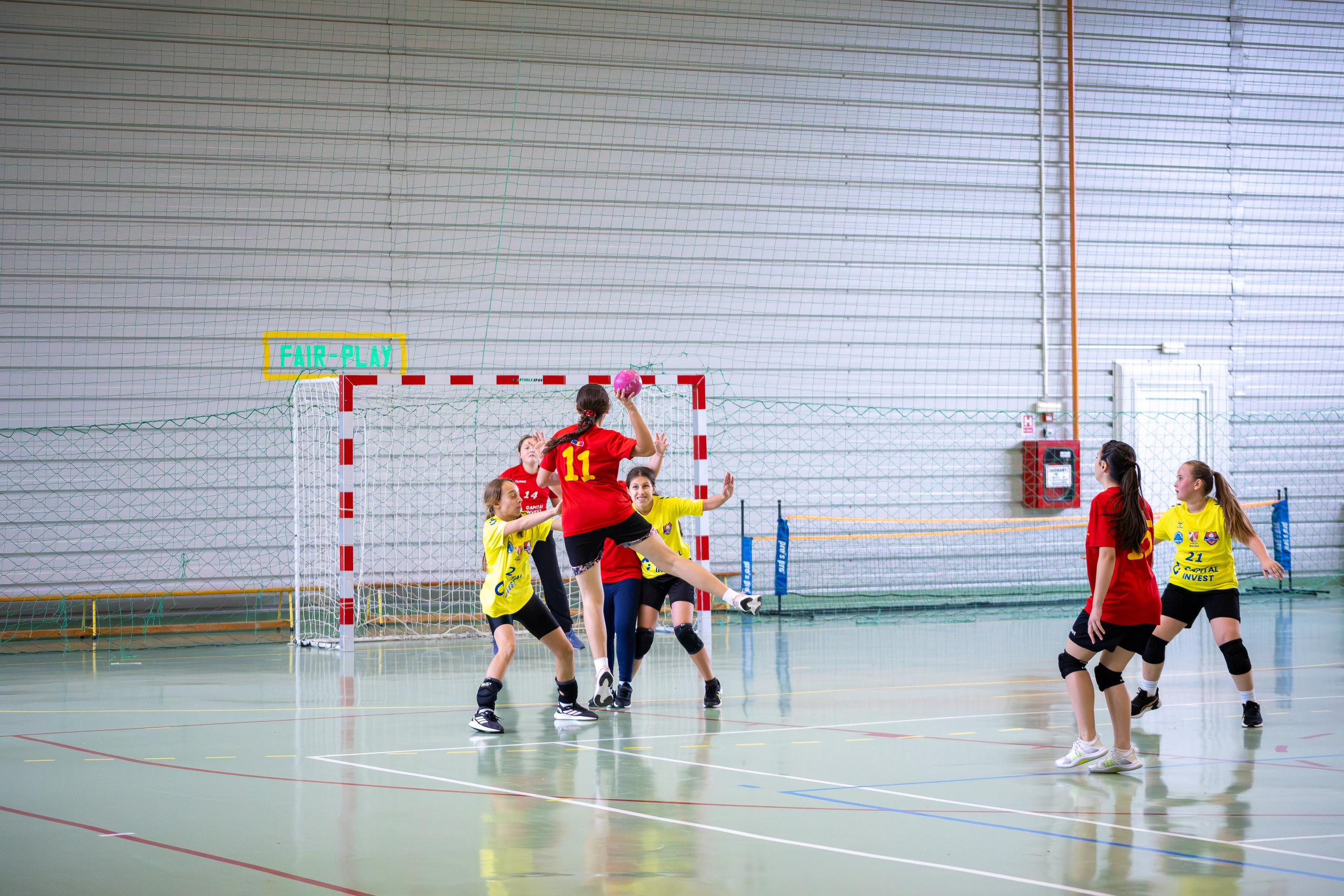 Meci handbal feminin U13 (J4) In memoriam Dantz Crisostom. Fotograf. Lucrez cu oameni, produse și spații. Portret și fotografie creativă. Bacău, România. Lidia Savinoiu