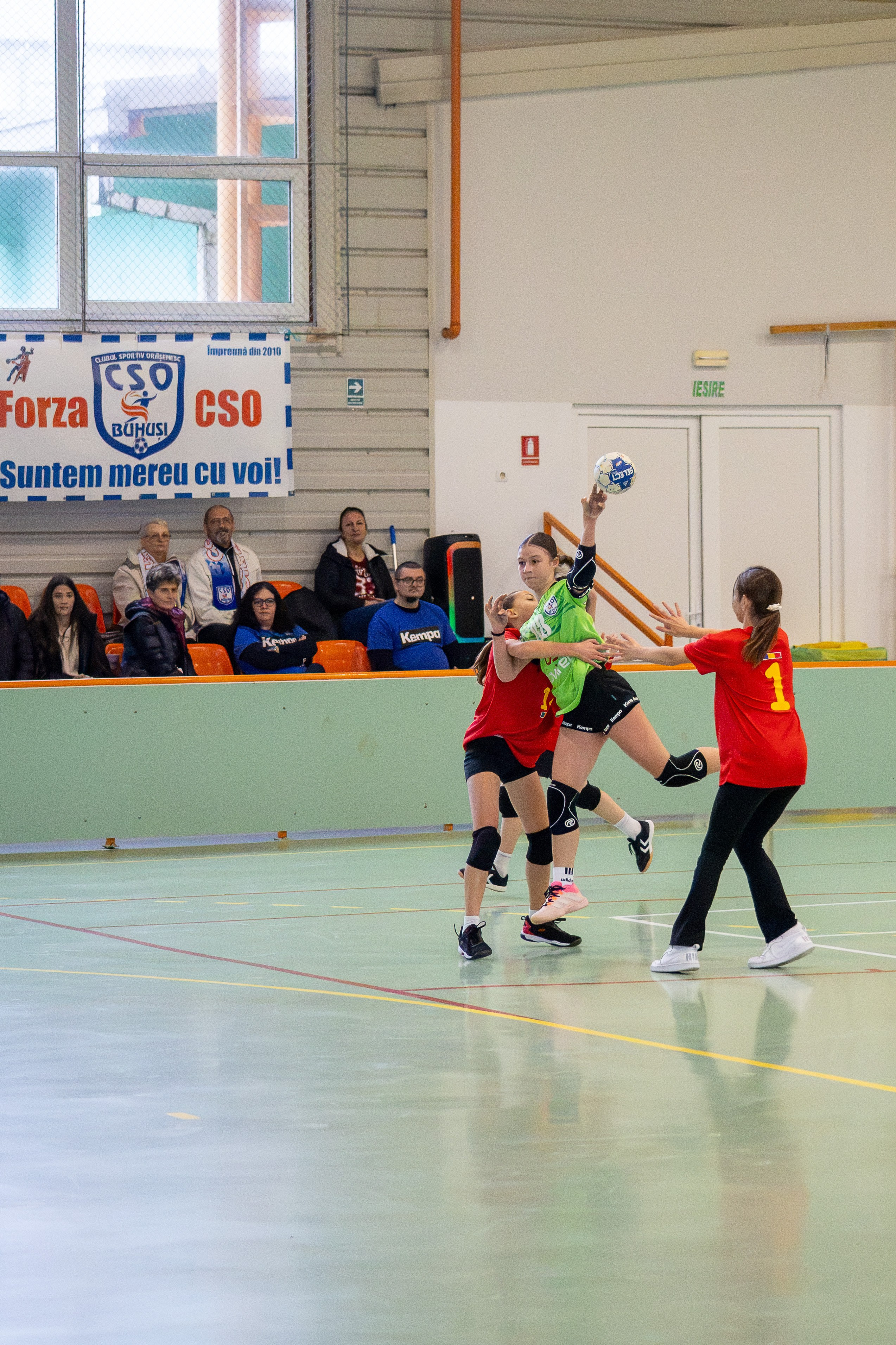 Meci handbal feminin U13 (J4) In memoriam Dantz Crisostom. Fotograf. Lucrez cu oameni, produse și spații. Portret și fotografie creativă. Bacău, România. Lidia Savinoiu