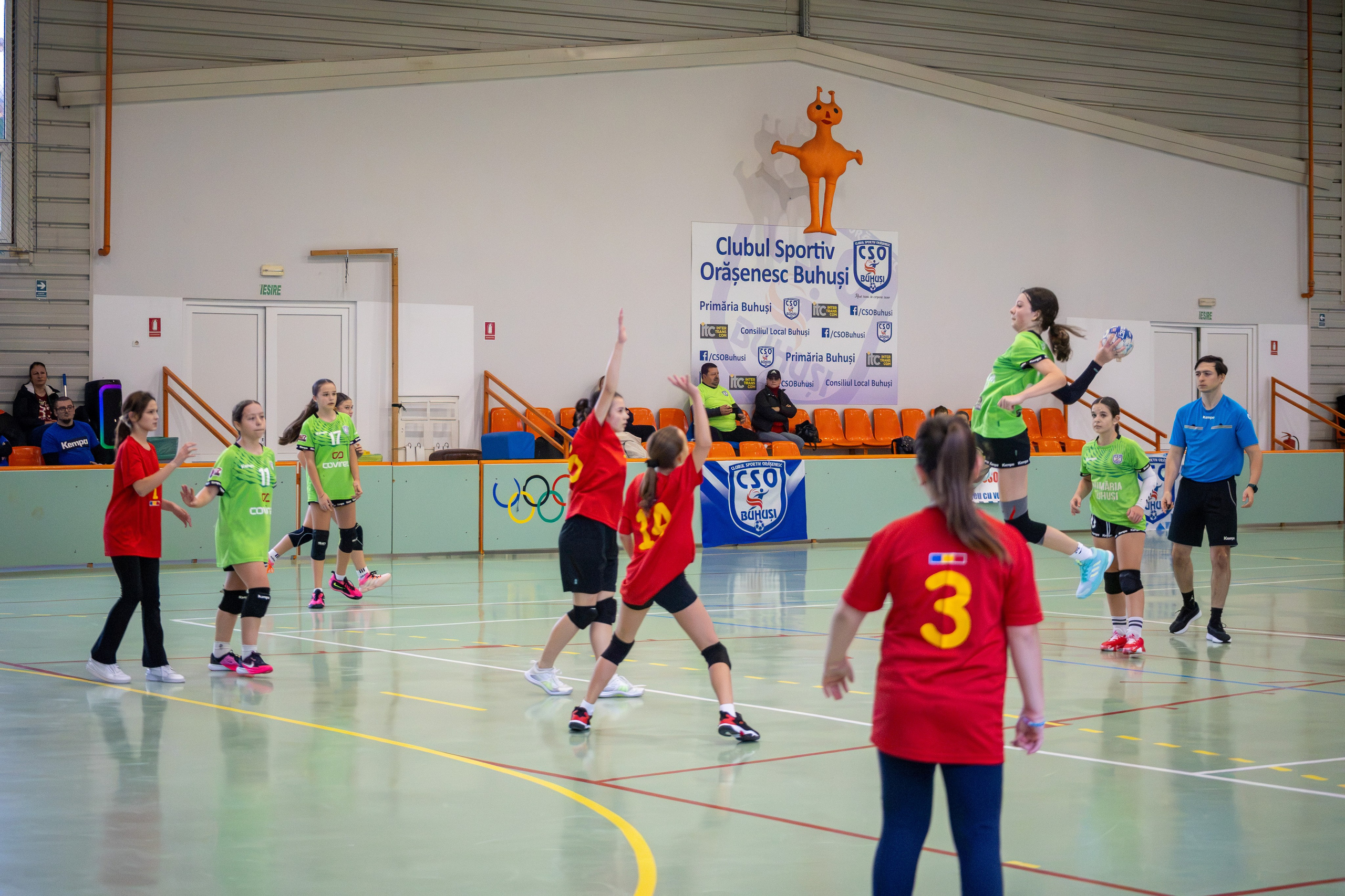 Meci handbal feminin U13 (J4) In memoriam Dantz Crisostom. Fotograf. Lucrez cu oameni, produse și spații. Portret și fotografie creativă. Bacău, România. Lidia Savinoiu