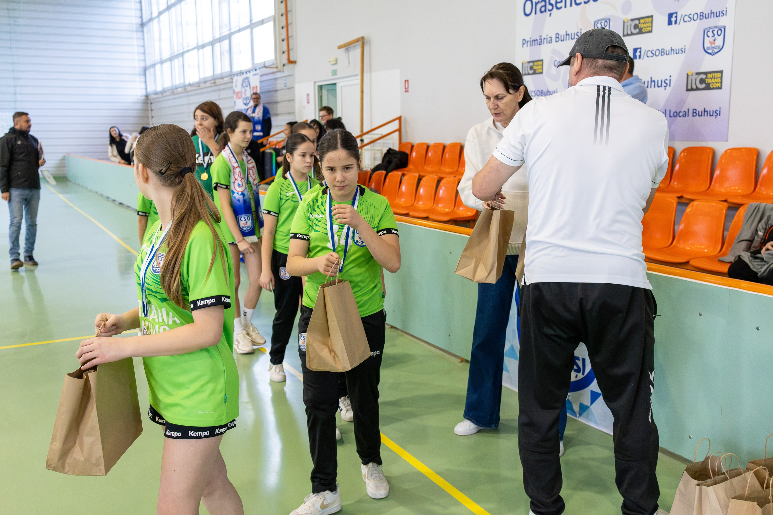 Meci handbal feminin U13 (J4) In memoriam Dantz Crisostom. Fotograf. Lucrez cu oameni, produse și spații. Portret și fotografie creativă. Bacău, România. Lidia Savinoiu