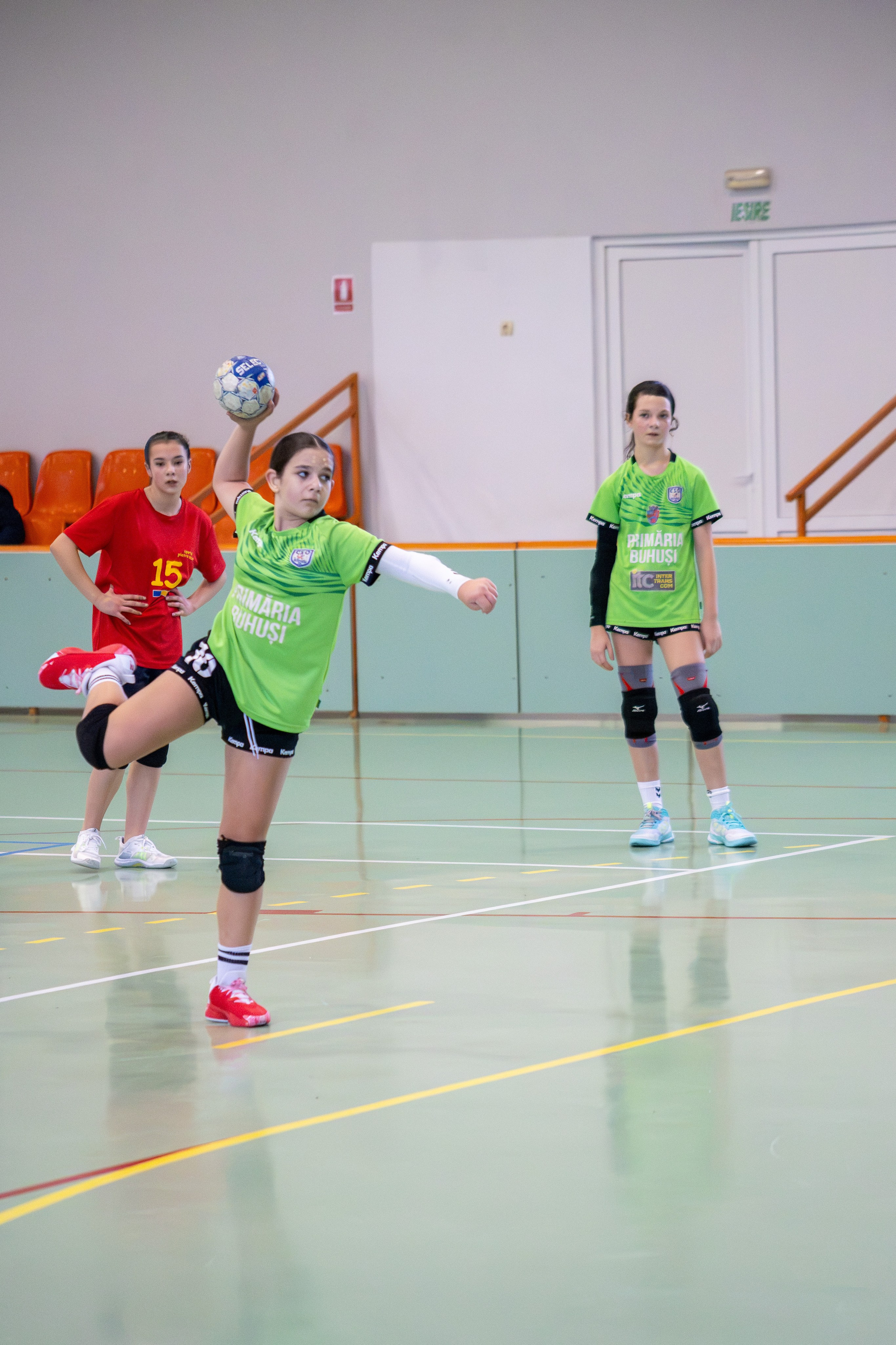 Meci handbal feminin U13 (J4) In memoriam Dantz Crisostom. Fotograf. Lucrez cu oameni, produse și spații. Portret și fotografie creativă. Bacău, România. Lidia Savinoiu