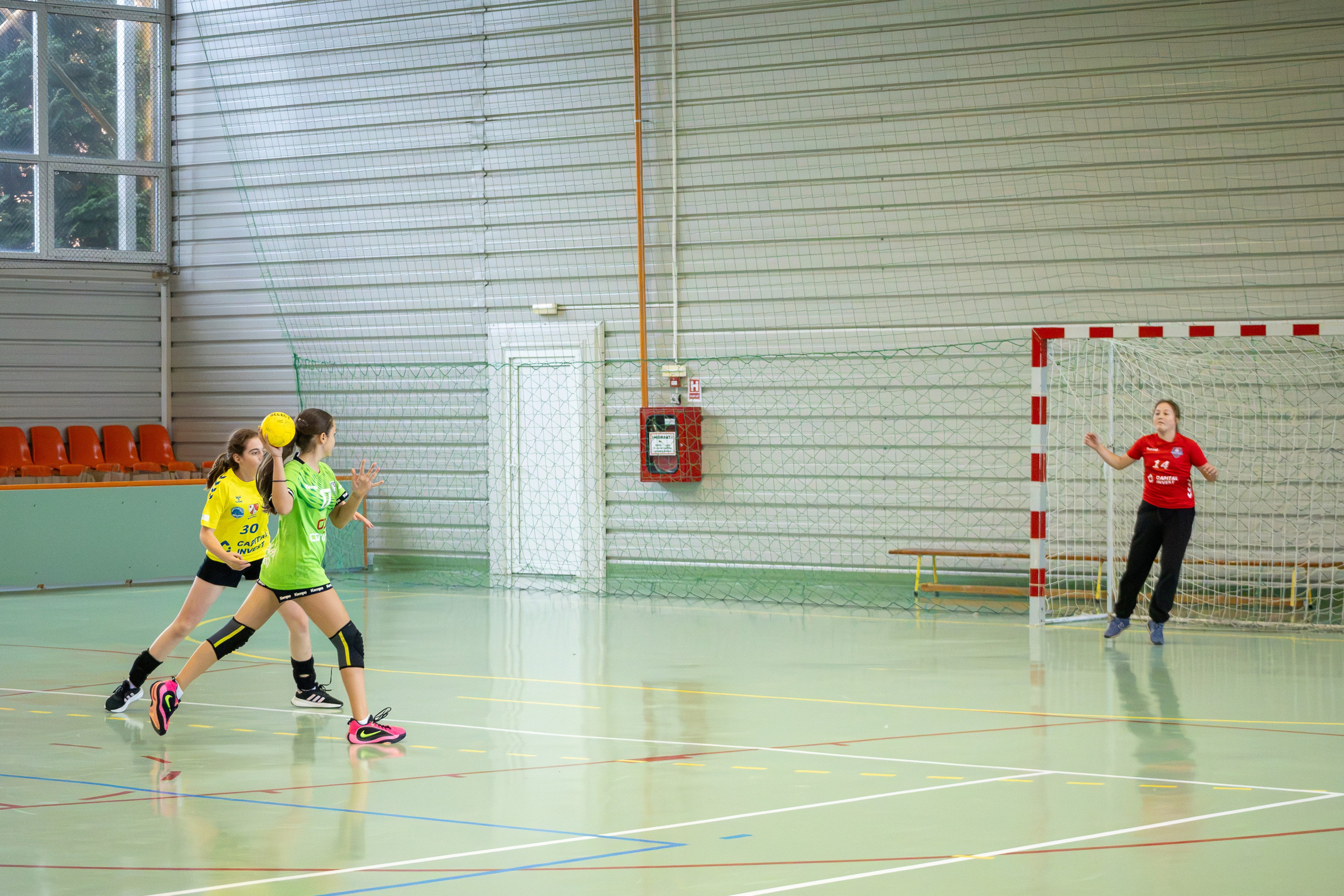 Meci handbal feminin U13 (J4) In memoriam Dantz Crisostom. Fotograf. Lucrez cu oameni, produse și spații. Portret și fotografie creativă. Bacău, România. Lidia Savinoiu