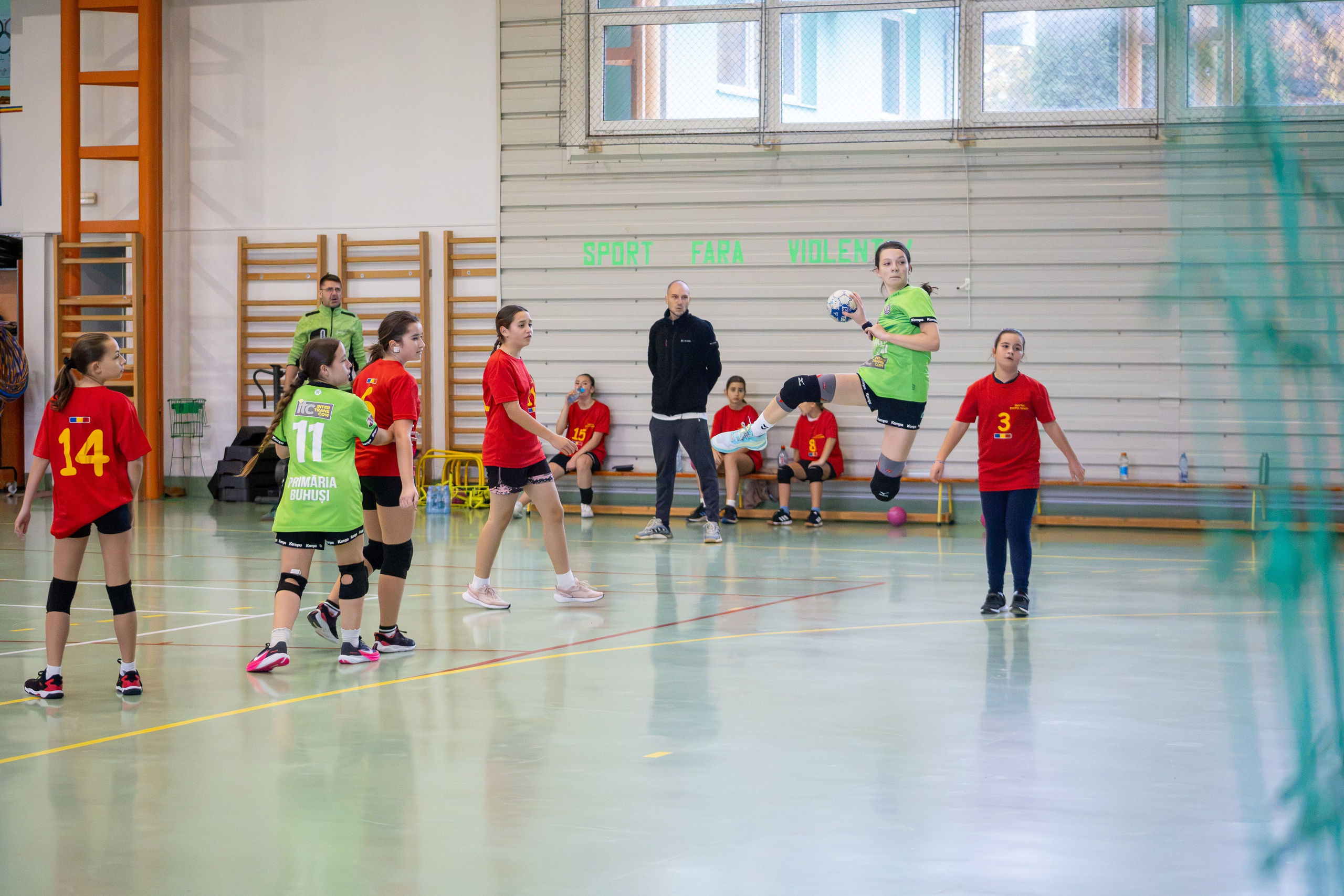 Meci handbal feminin U13 (J4) In memoriam Dantz Crisostom. Fotograf. Lucrez cu oameni, produse și spații. Portret și fotografie creativă. Bacău, România. Lidia Savinoiu