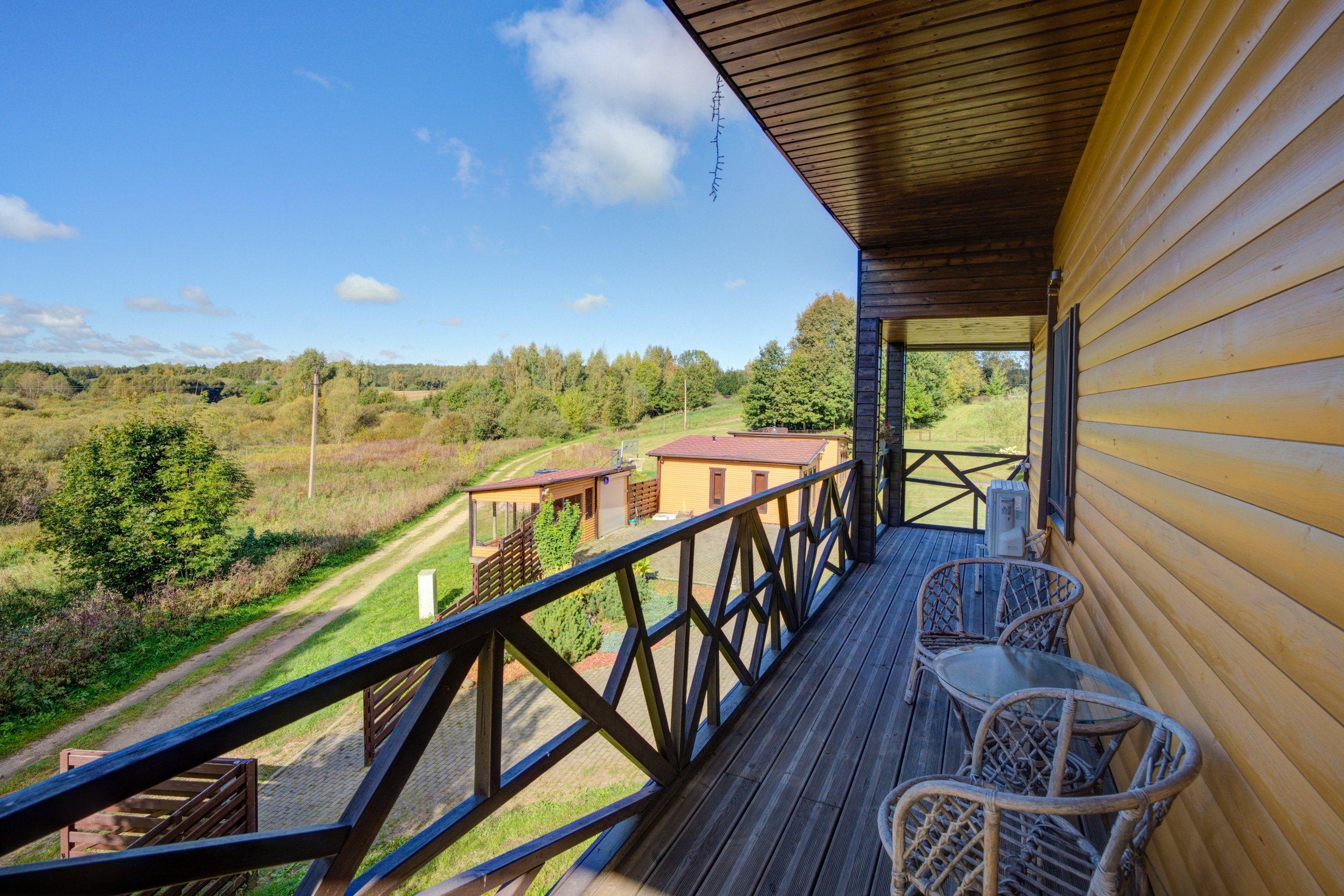 Sadyba Vinliaus r. prie ežero. Elina Sapiega fotografė Vilniuje