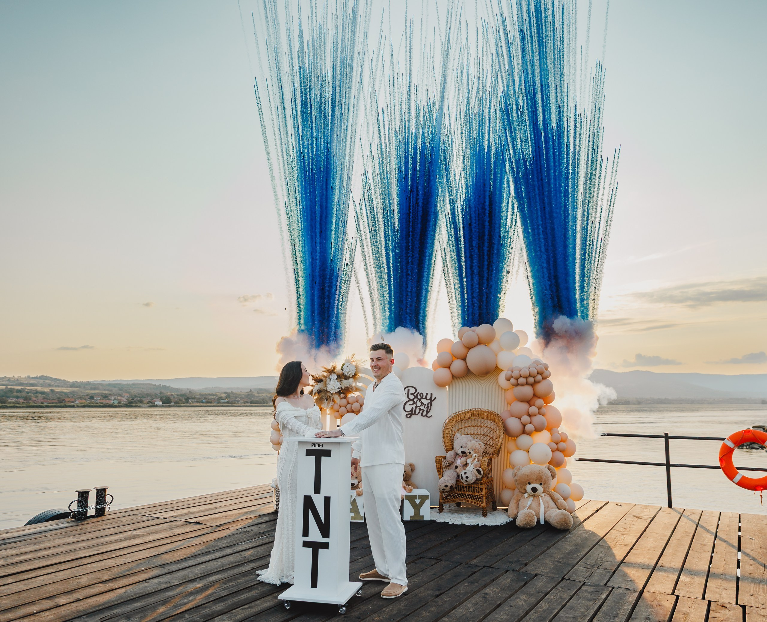 Momentul gender reveal cu artificii albastre spectaculoase