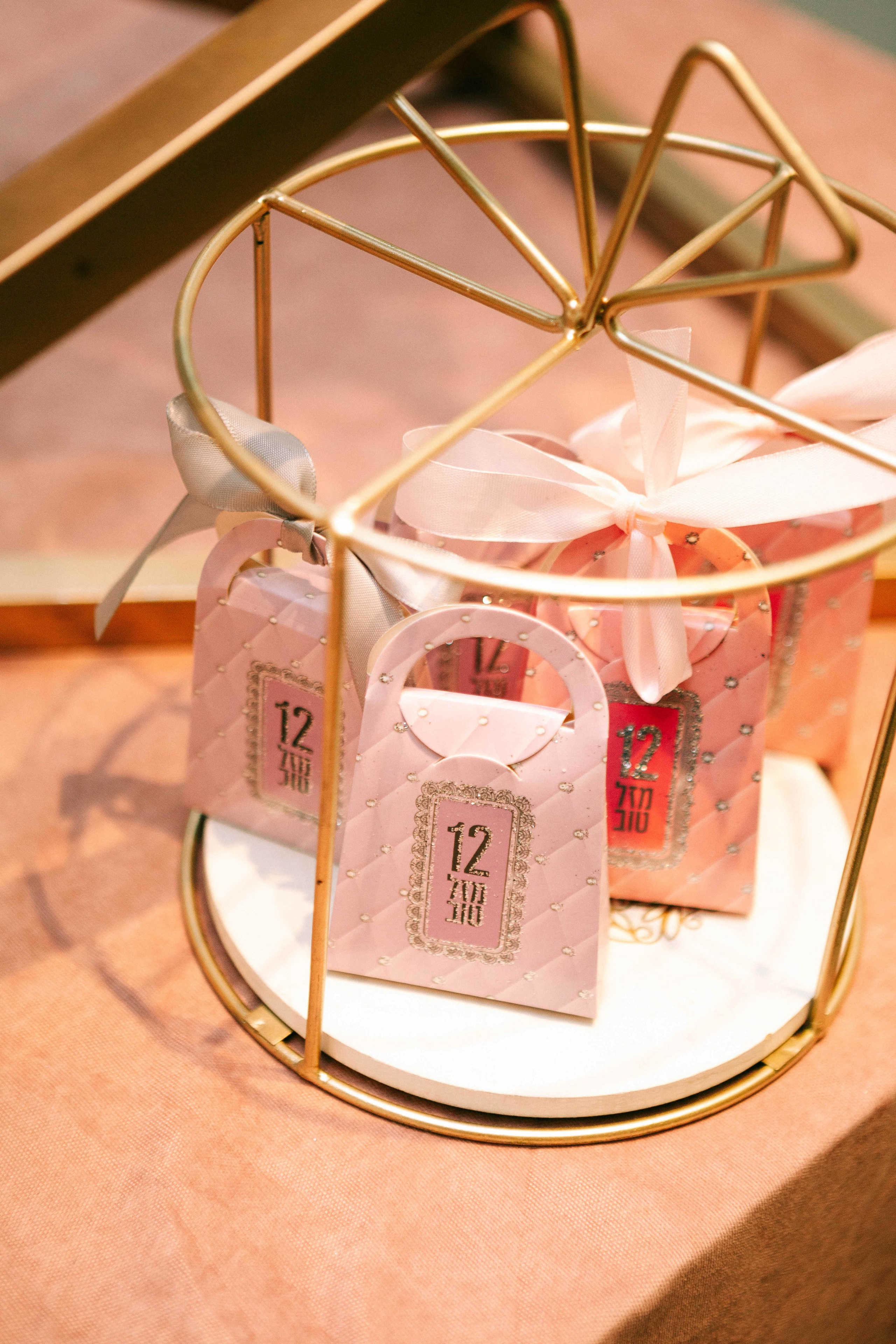 PARTY IN A RESTAURANT WITH THE WHOLE FAMILY. Https://shi-photo.com/