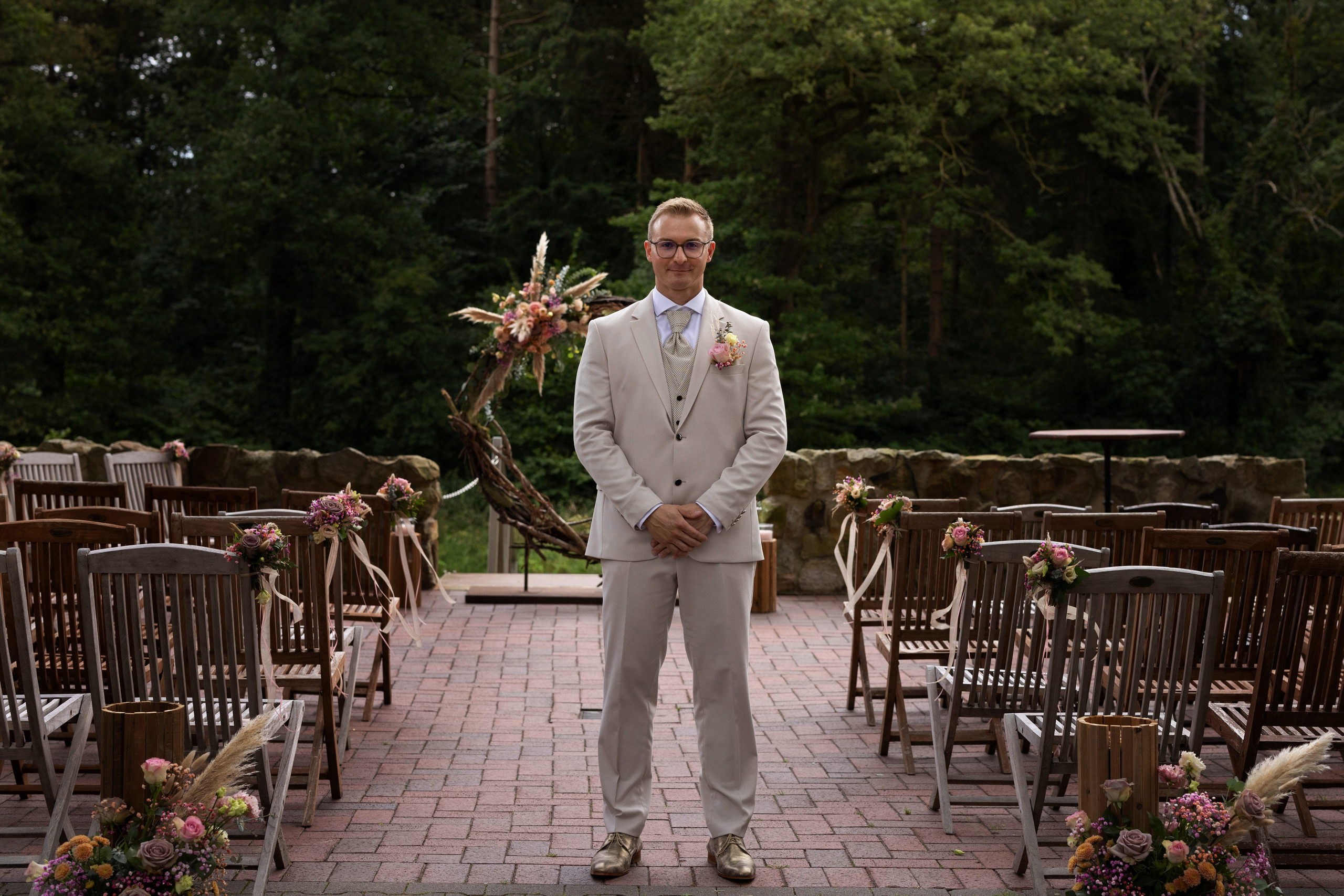 „Romantische freie Trauung im Artland Kotten mit rustikalem Charme und weitläufigem Garten als Kulisse.“