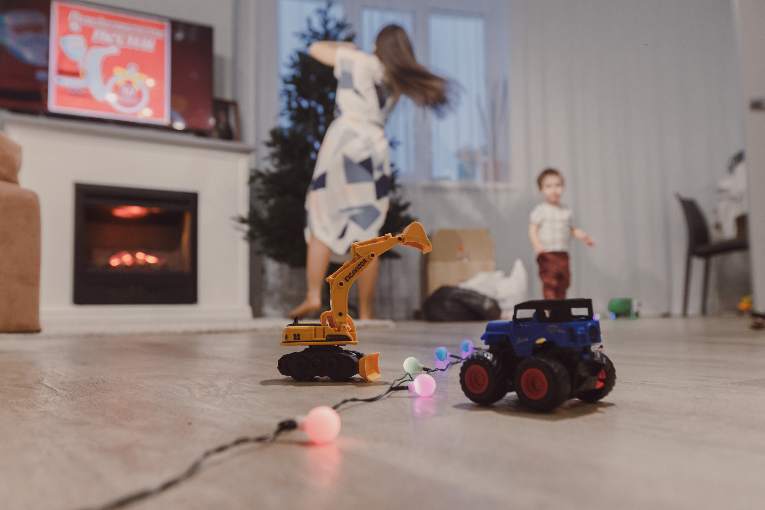 Padres con niños preparando galletas en casa. Fotógrafo de retrato, familia y reportajes en Valencia | España | Europa Vitalii Lumier