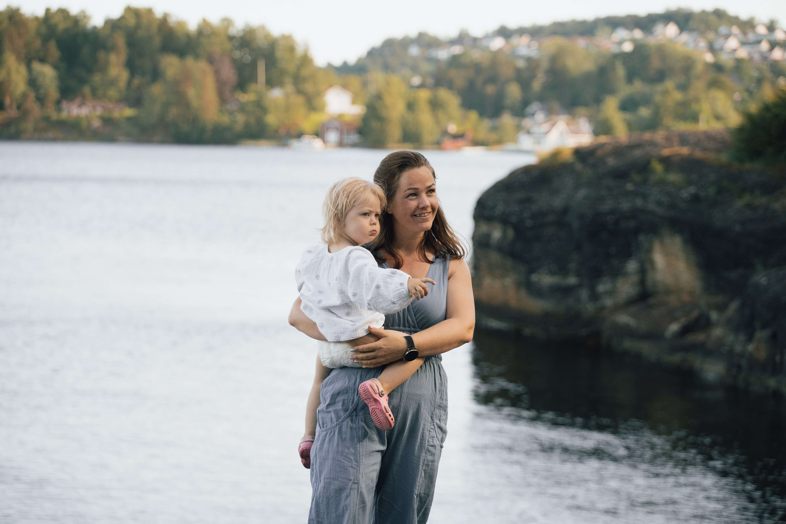 Mor holder datter ved vannet på Mule Varde