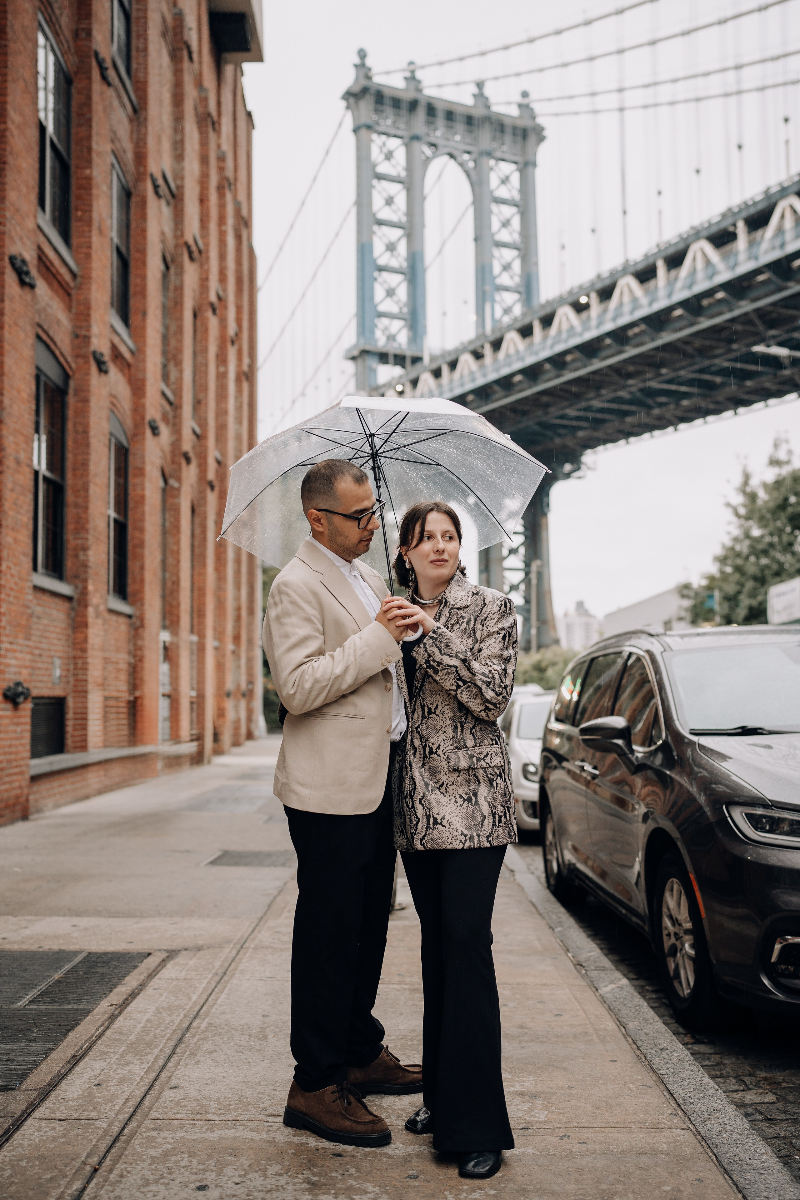 Couple in Dumbo. Portrait and wedding photographer in New York
