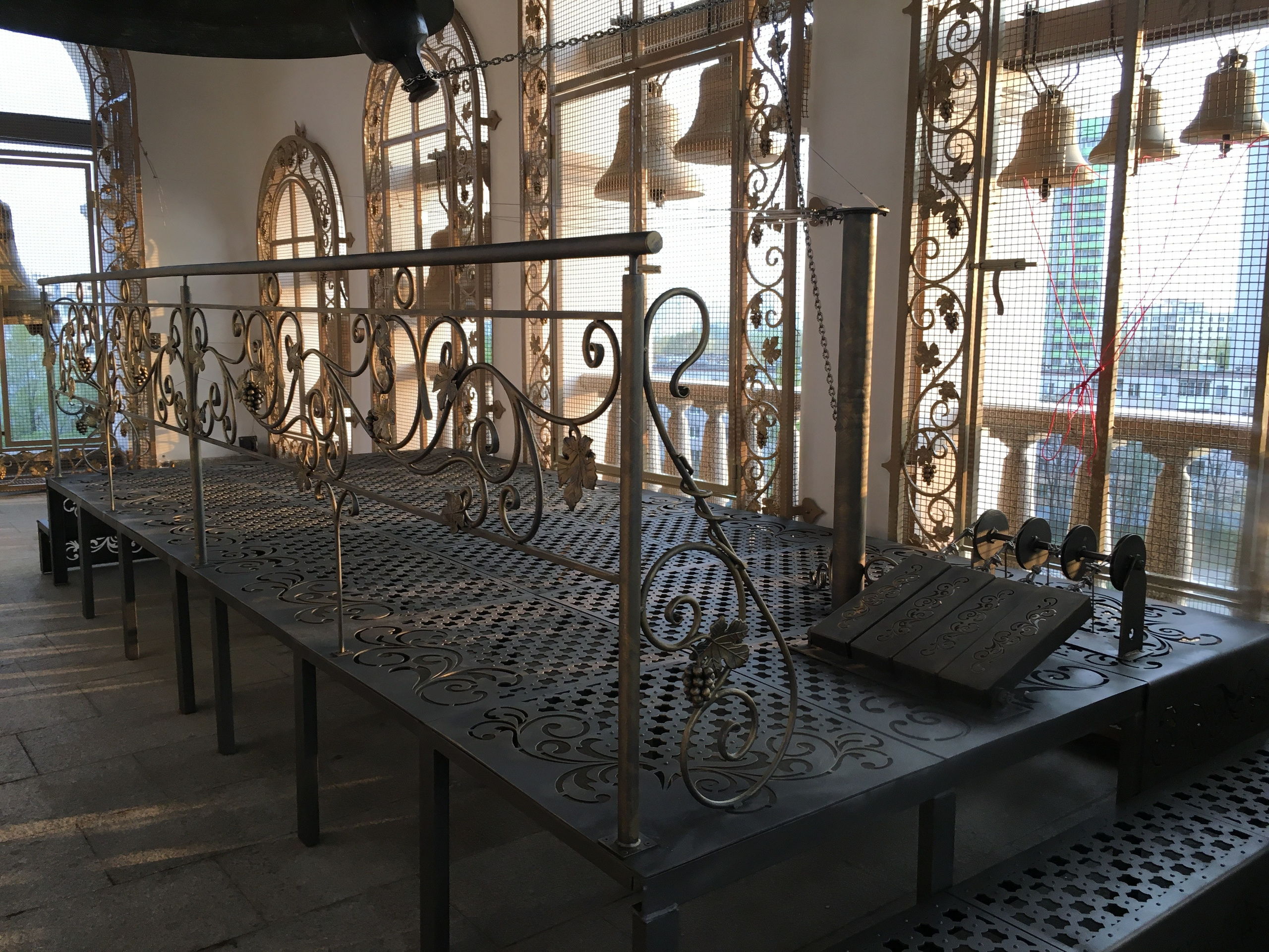 Подиум для звонаря с комплектом роликов и педалей колокольни Храма-памятника в честь Всех Святых и в память о жертвах, спасению Отечества нашего послуживших в городе Минске Минской Епархии Белорусской Православной Церкви. 2019 г. Сталь, художественная ковка, лазерная резка, сварка