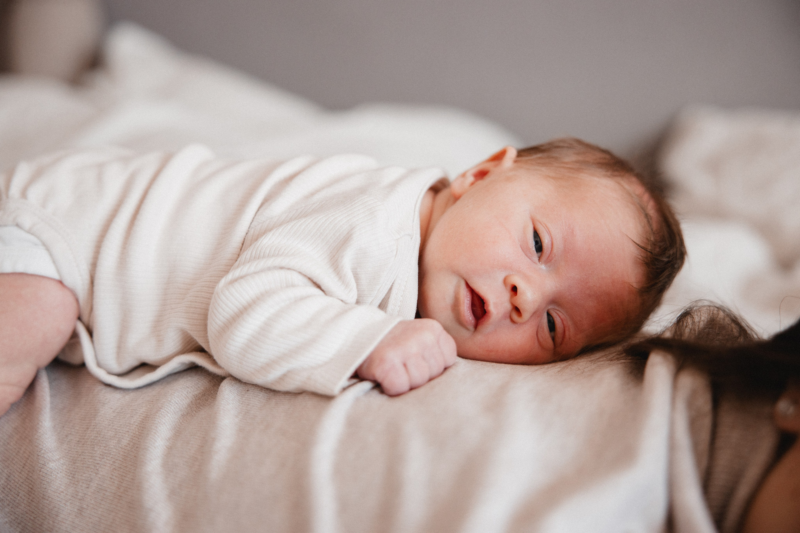 Neugeborenenfotos Zuhause. Hochzeitsfotografie |Hochzeitsfotograf Bochum | Hochzeitsfotograf Dortmund | Hochzeitsfotograf Essen | Hochzeitsfotograf Ruhrgebiet