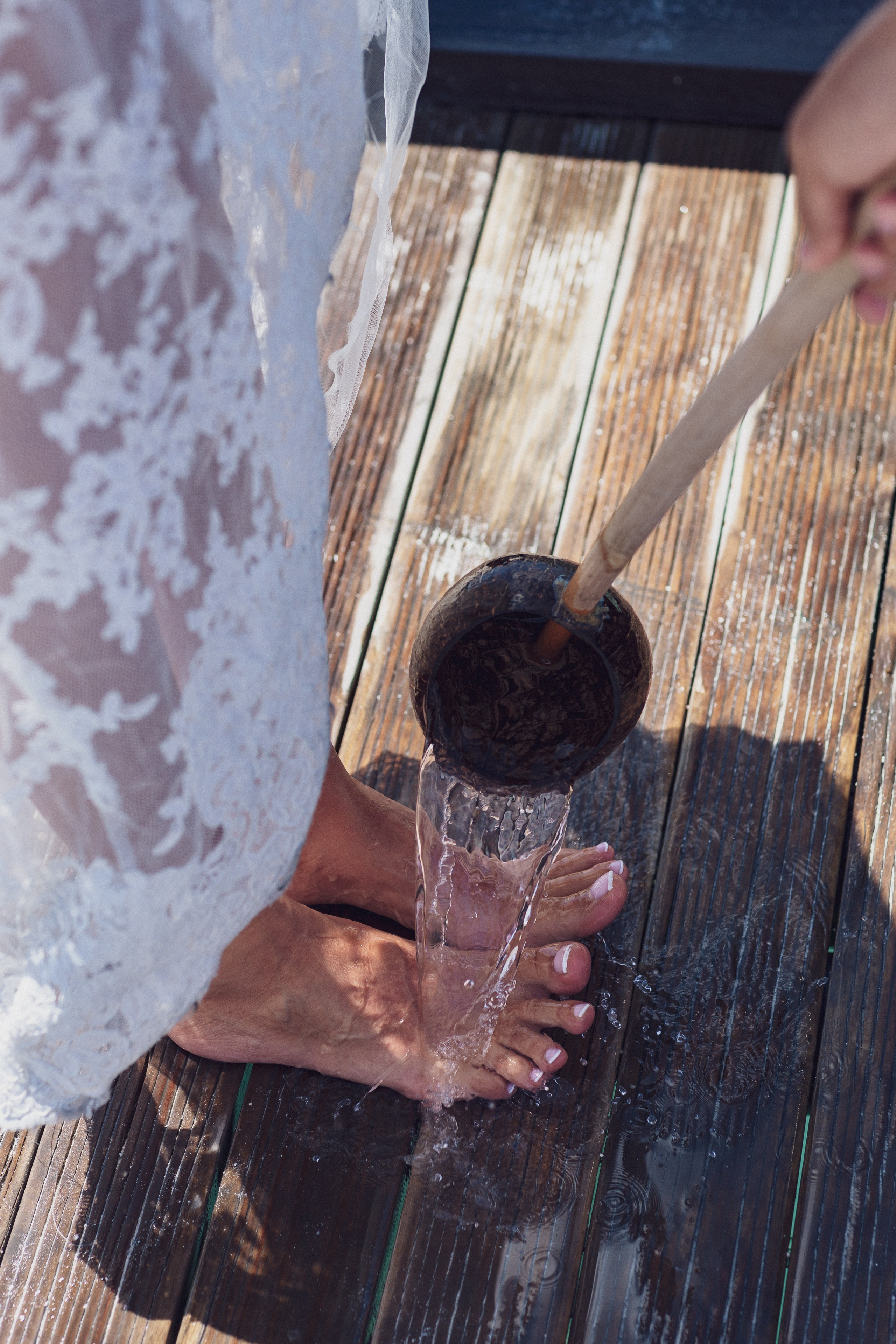 Фотограф в Ирландии Дублин Медовый месяц невеста вода ноги платье мира 