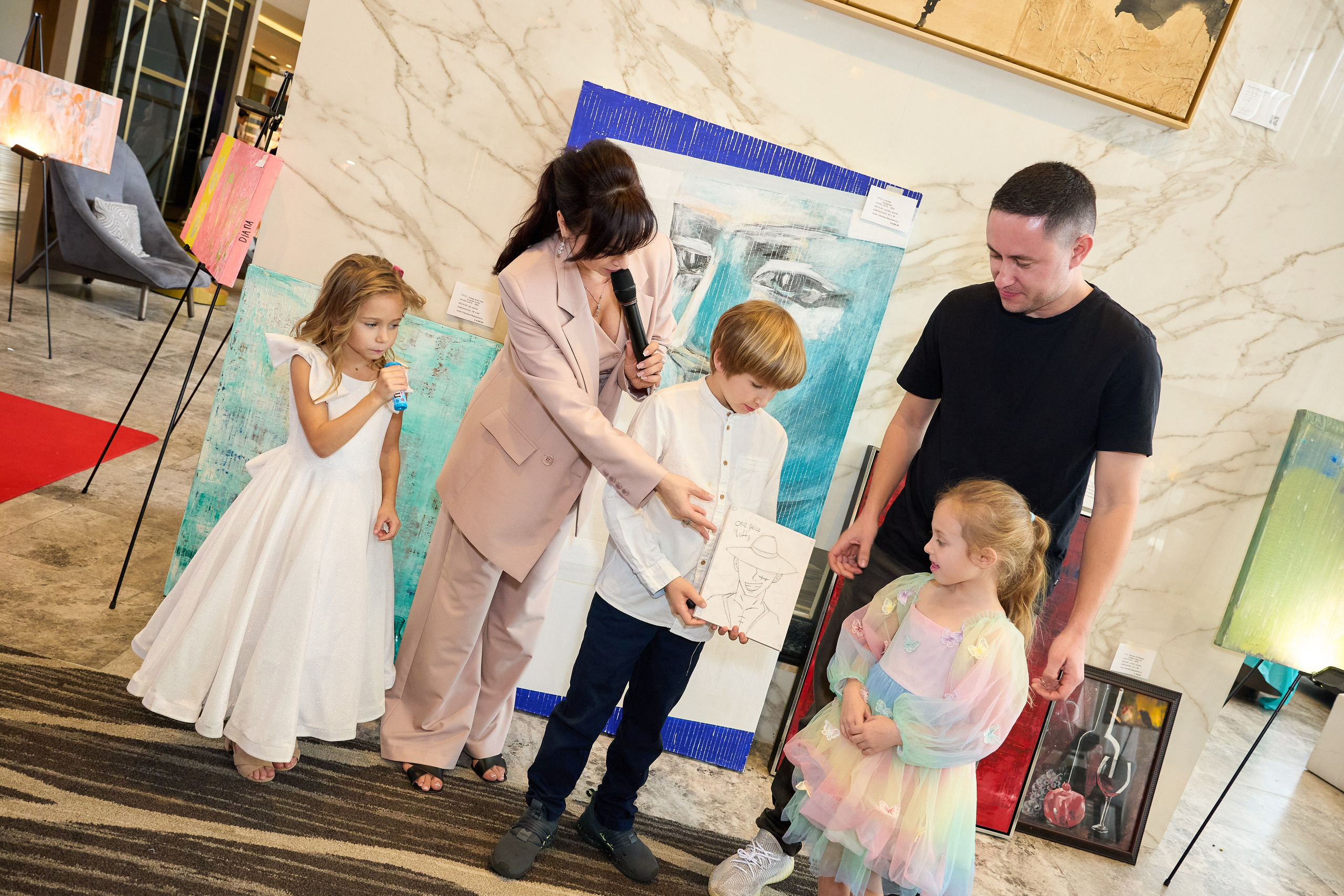 Авторская благотворительная художественная выставка Дианы Бортник. Фотограф Юлия Маковеева