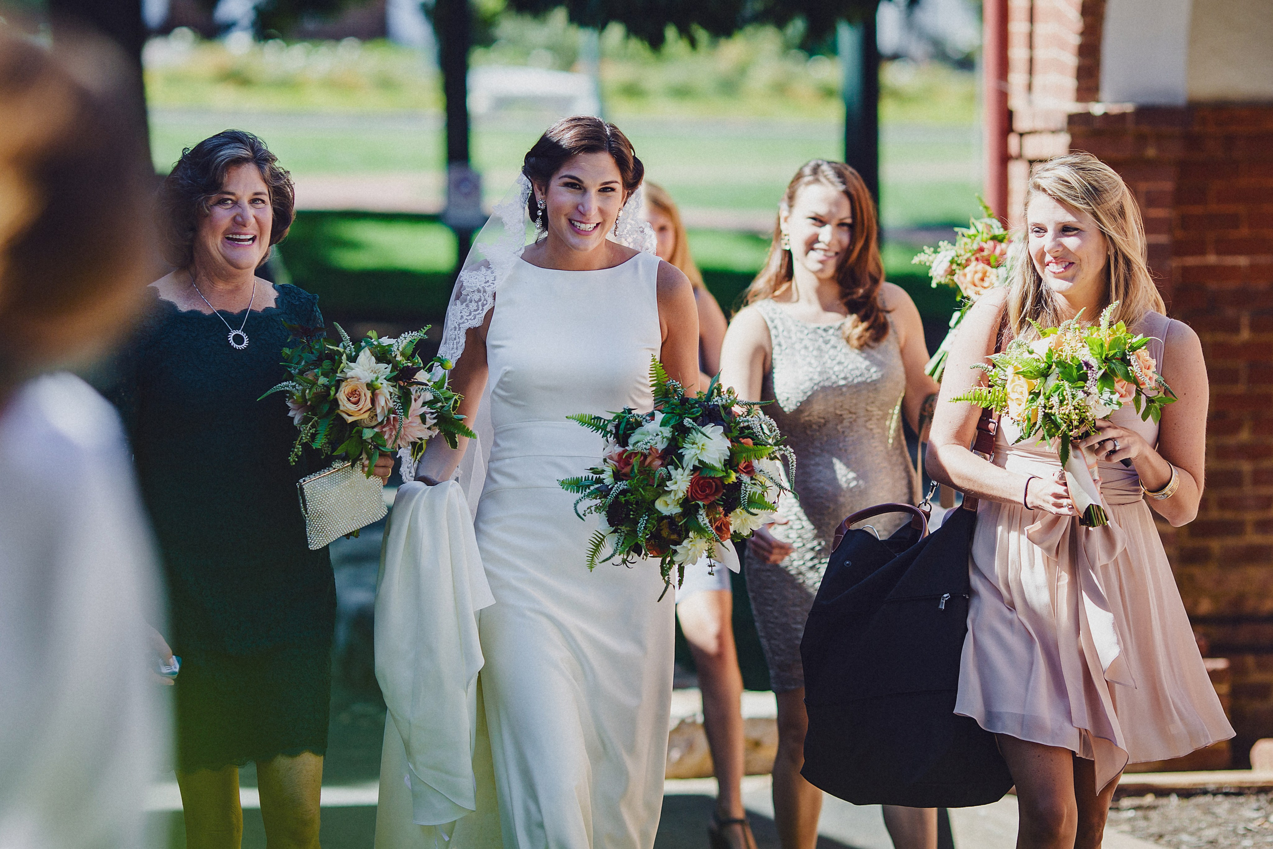 Фотограф в Ирландии Дублин свадьба  утро ожидание встреча невеста улыбка смех фотки топ свадебных фотографов