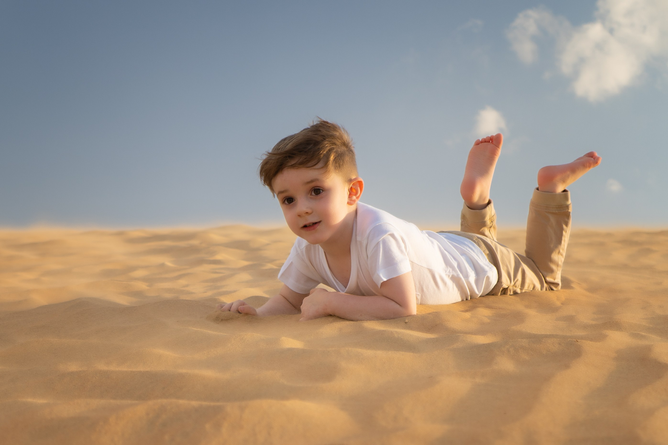 Photographer in the Abu Dhabi desert. Book a shoot in the Dubai desert, UAE. Romance of the East. The endless desert of the Emirates. Photos in the desert. Minimalism in photography. Nice photo sessions in the desert