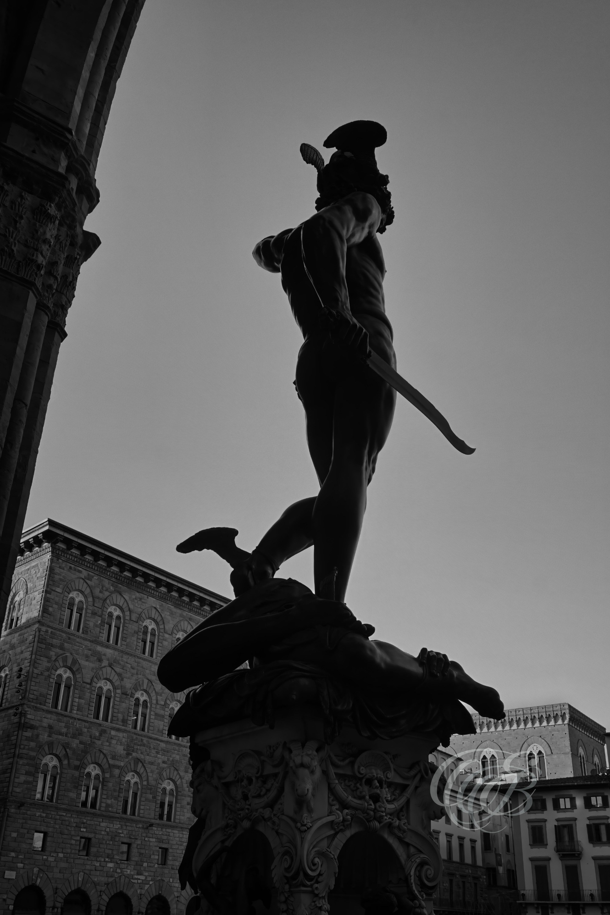 Italy — Florence — Perseus with the Head of Medusa — B&W — Eduardo Bartoli Photography — Black and white photograph of Perseus with the Head of Medusa by Benvenuto Cellini at the Loggia dei Lanzi in Florence, Italy — photography by Eduardo Bartoli.