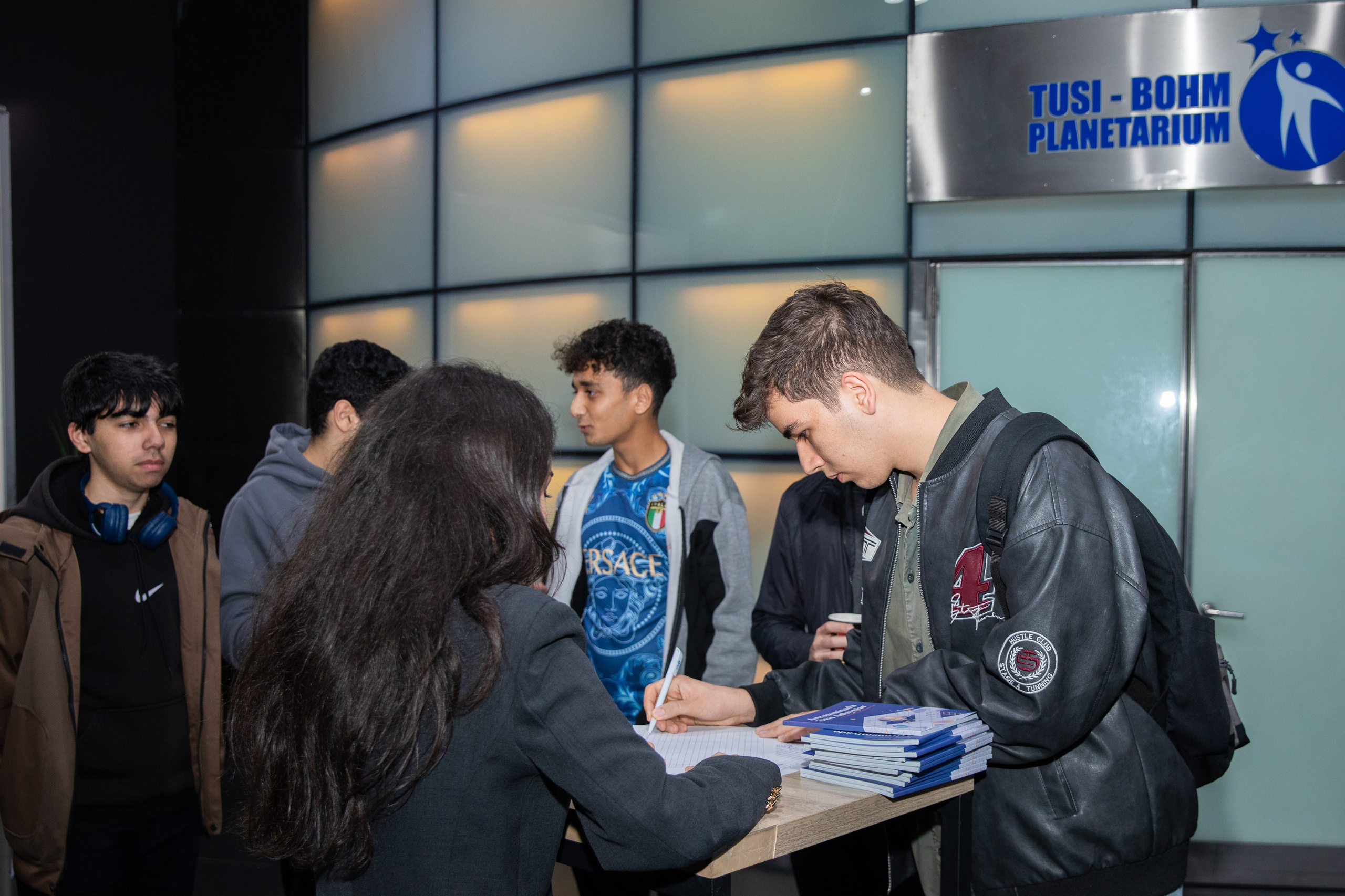 “Astronomiyada Əsas Anlayışlar” kitabının və “Fəza və Zamanın Elçiləri” filminin təqdimatı. Həvəskar Astronomlar Cəmiyyəti — Astronomy.az