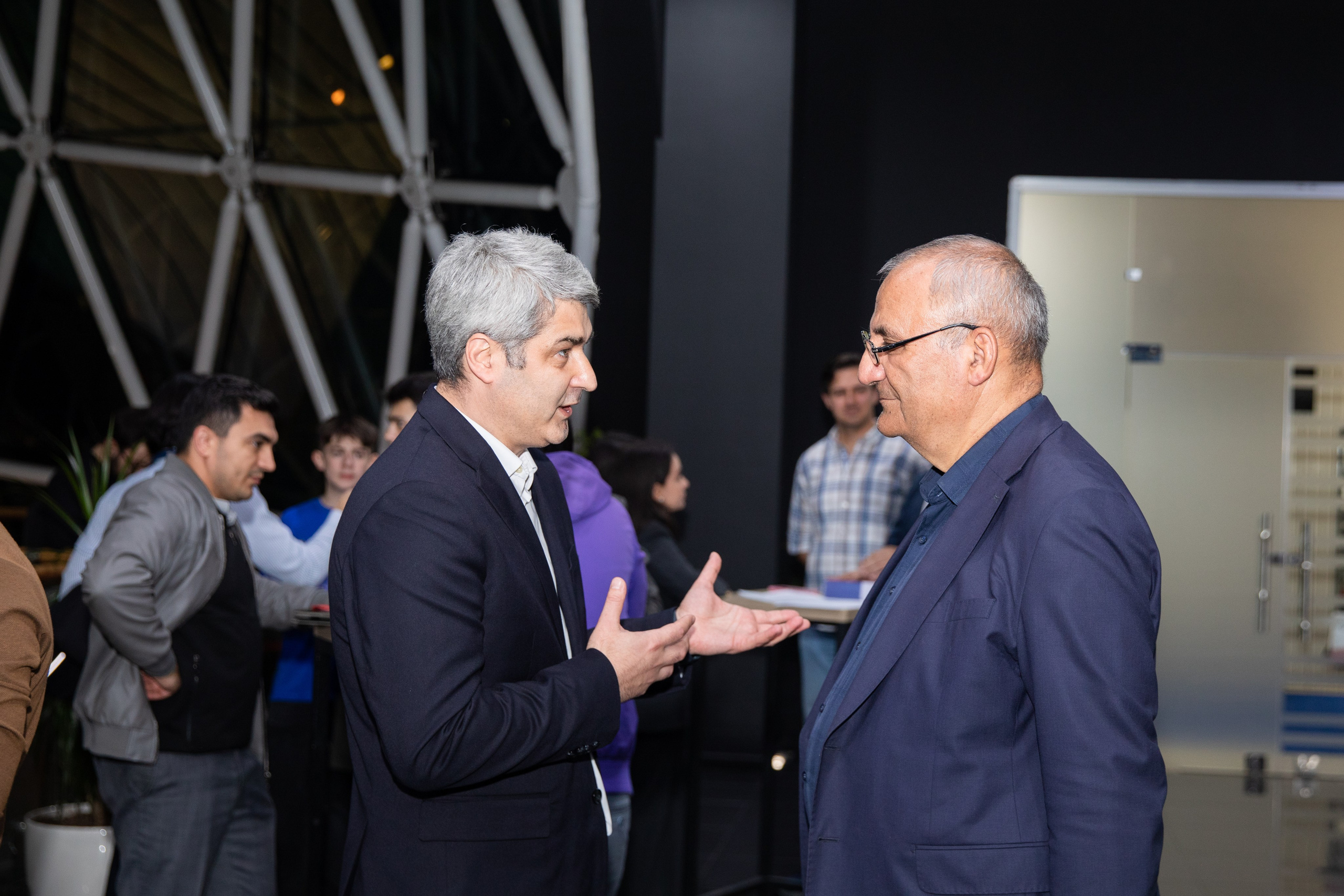 “Astronomiyada Əsas Anlayışlar” kitabının və “Fəza və Zamanın Elçiləri” filminin təqdimatı. Həvəskar Astronomlar Cəmiyyəti — Astronomy.az